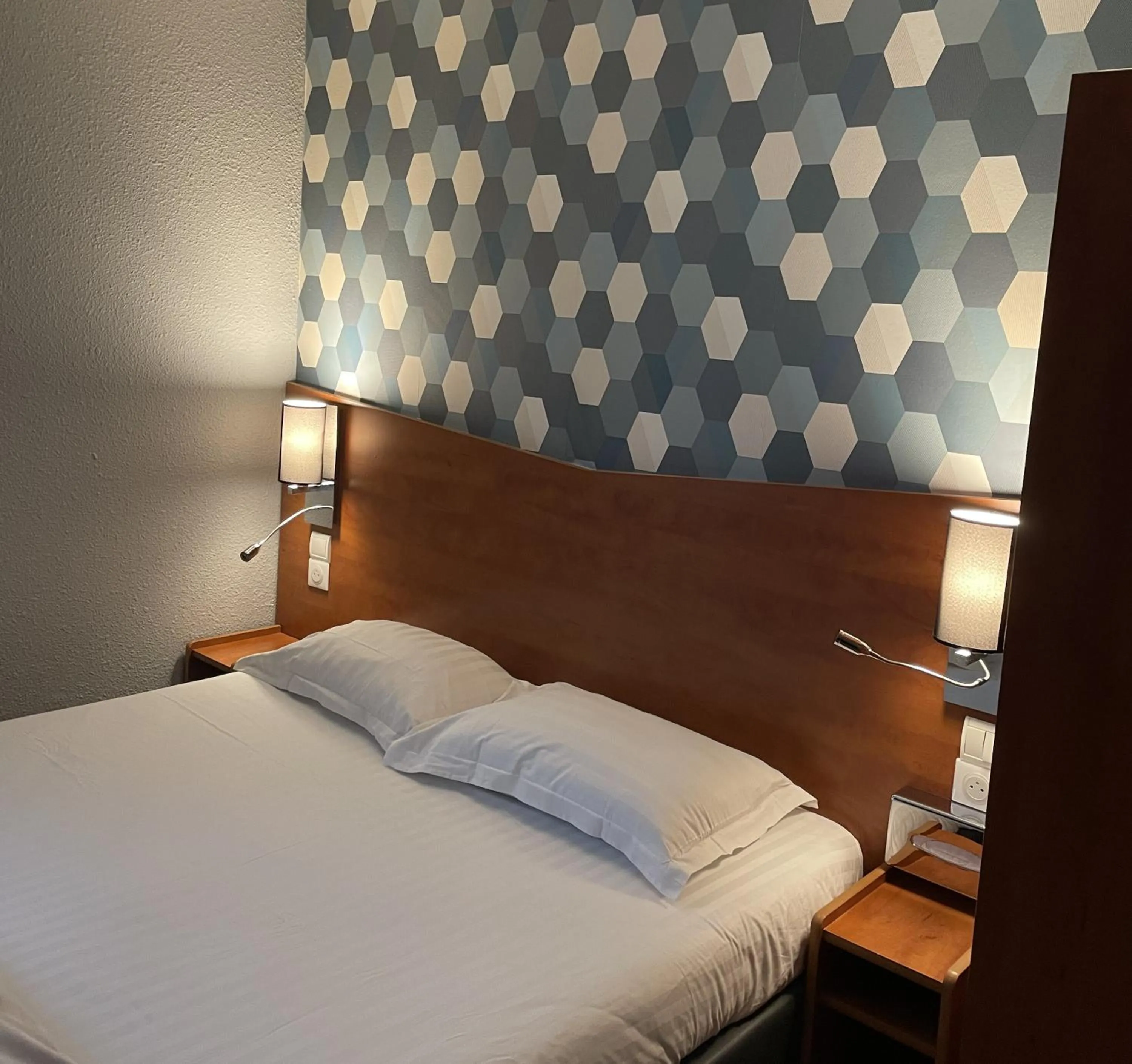 Bed in Hotel Restaurant Kyriad Brive Centre