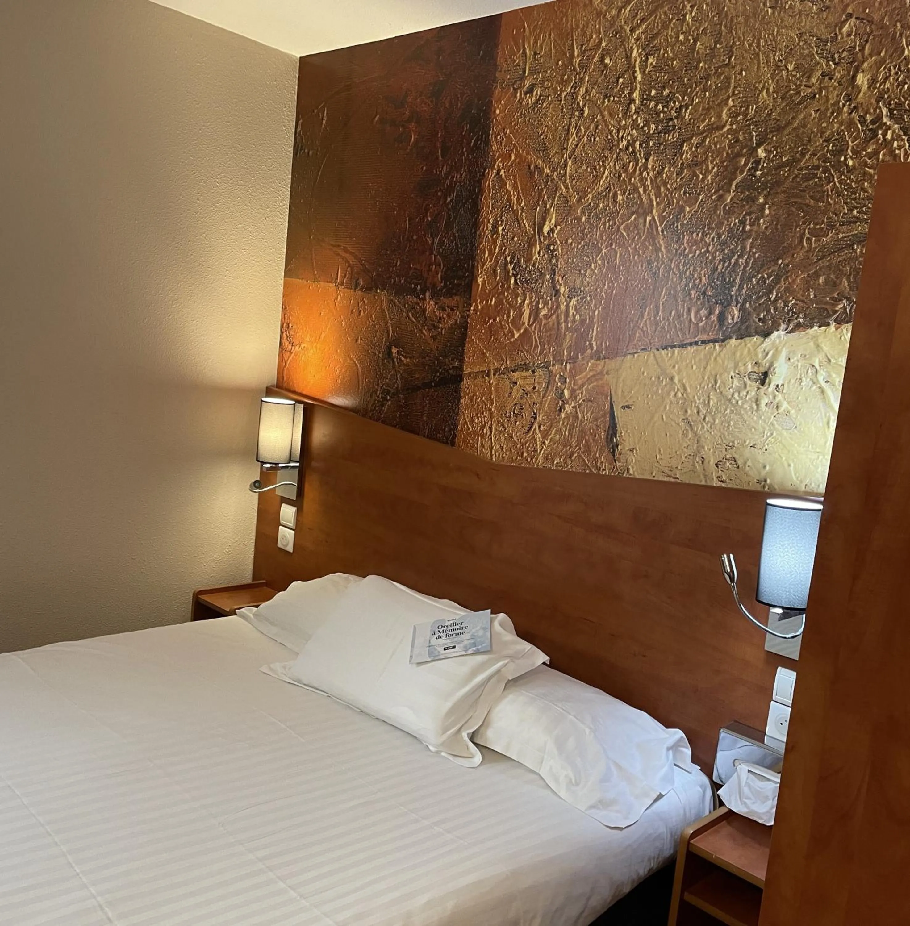 Bed in Hotel Restaurant Kyriad Brive Centre