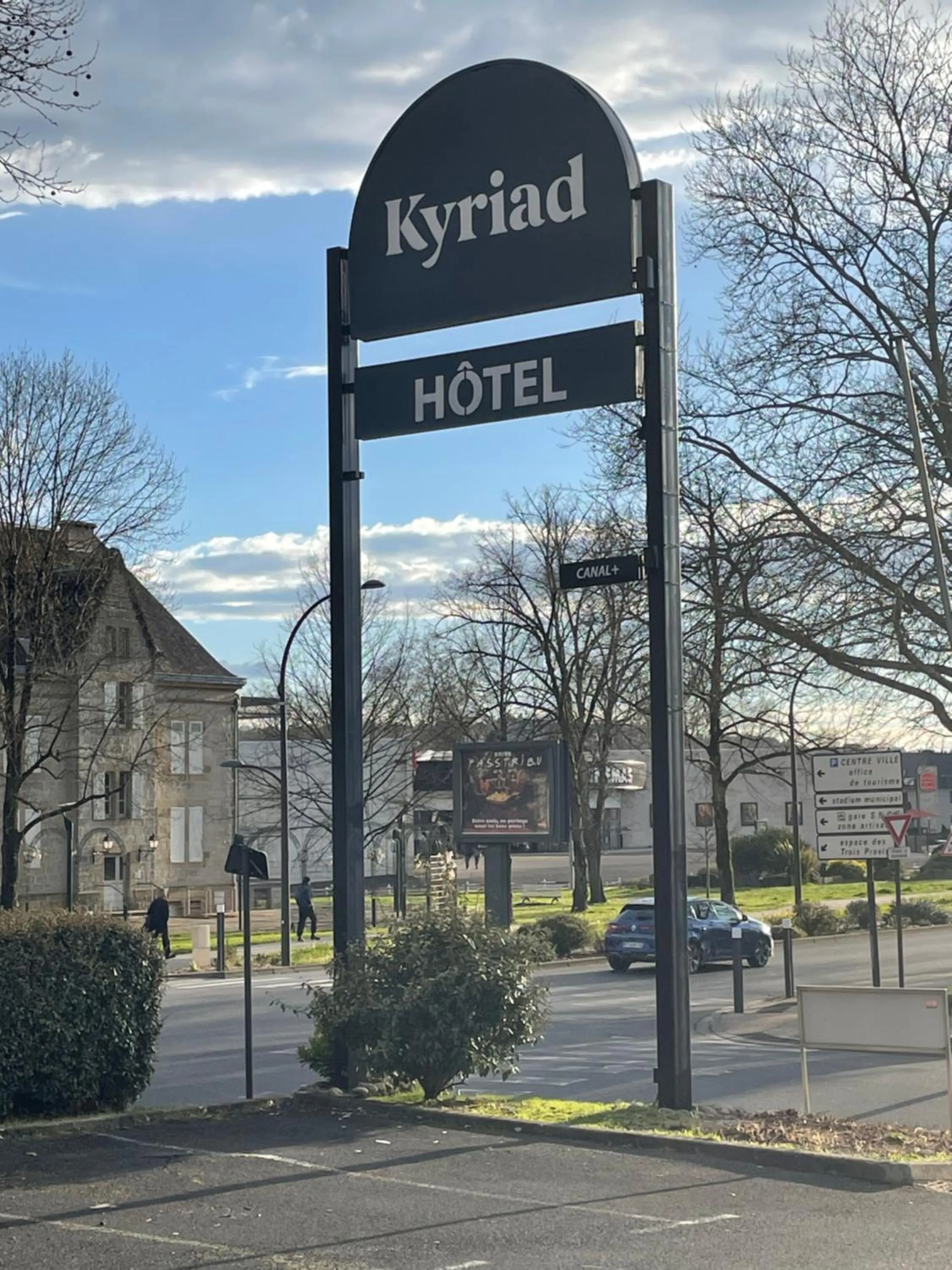 Parking in Hotel Restaurant Kyriad Brive Centre