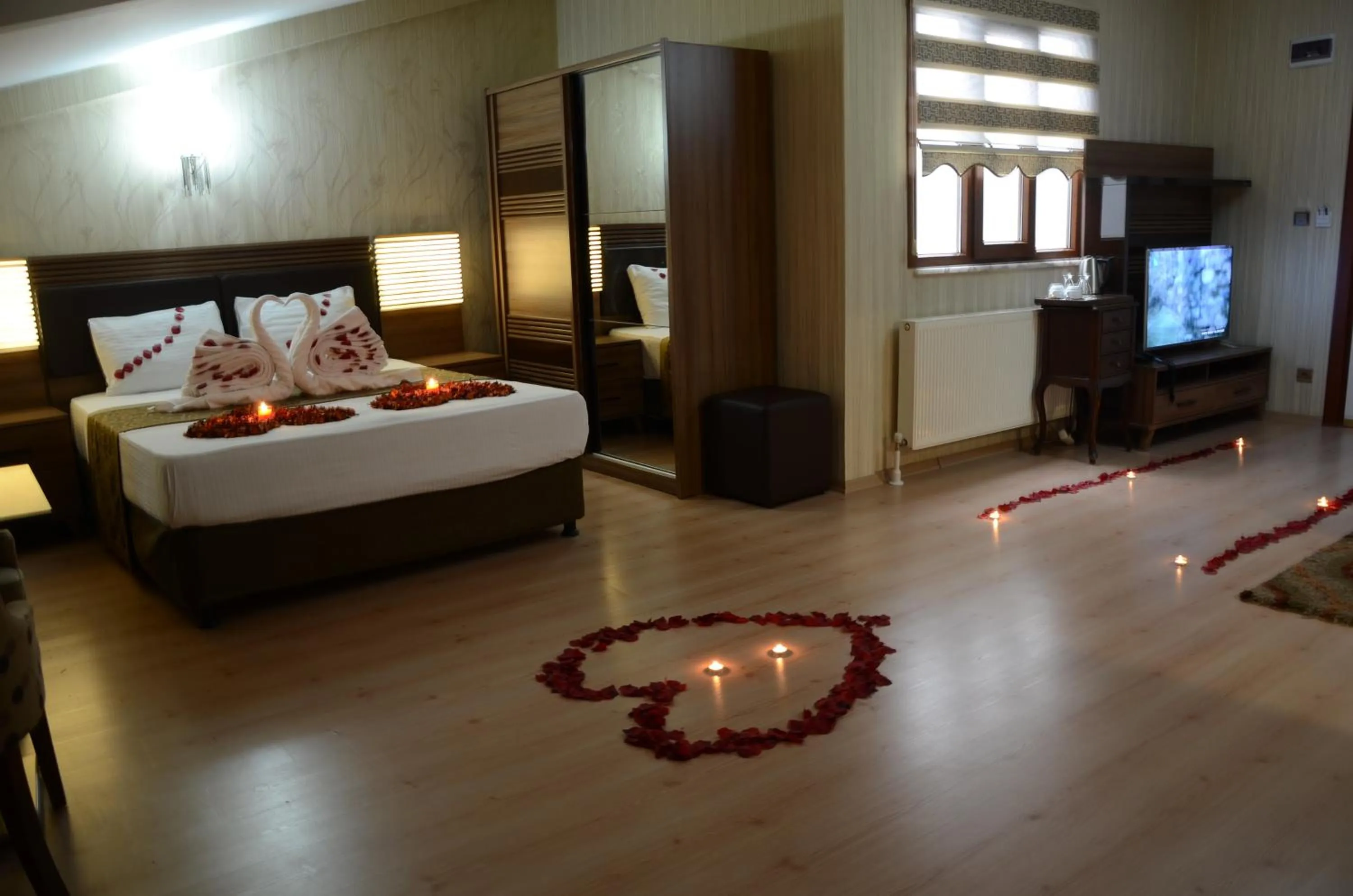 Photo of the whole room, Bed in Gumus Palace Suites