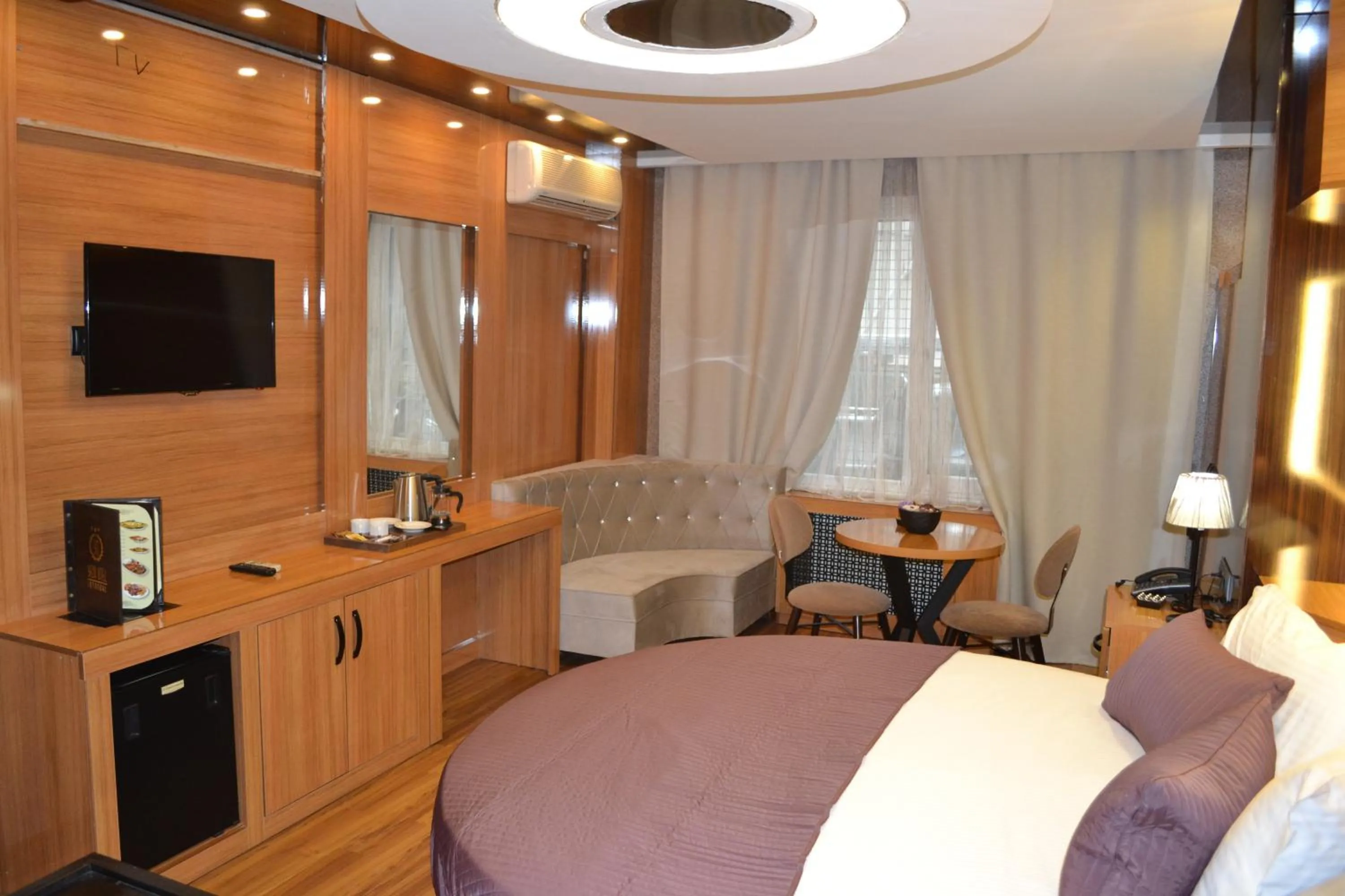 Photo of the whole room, Bed in Gumus Palace Suites