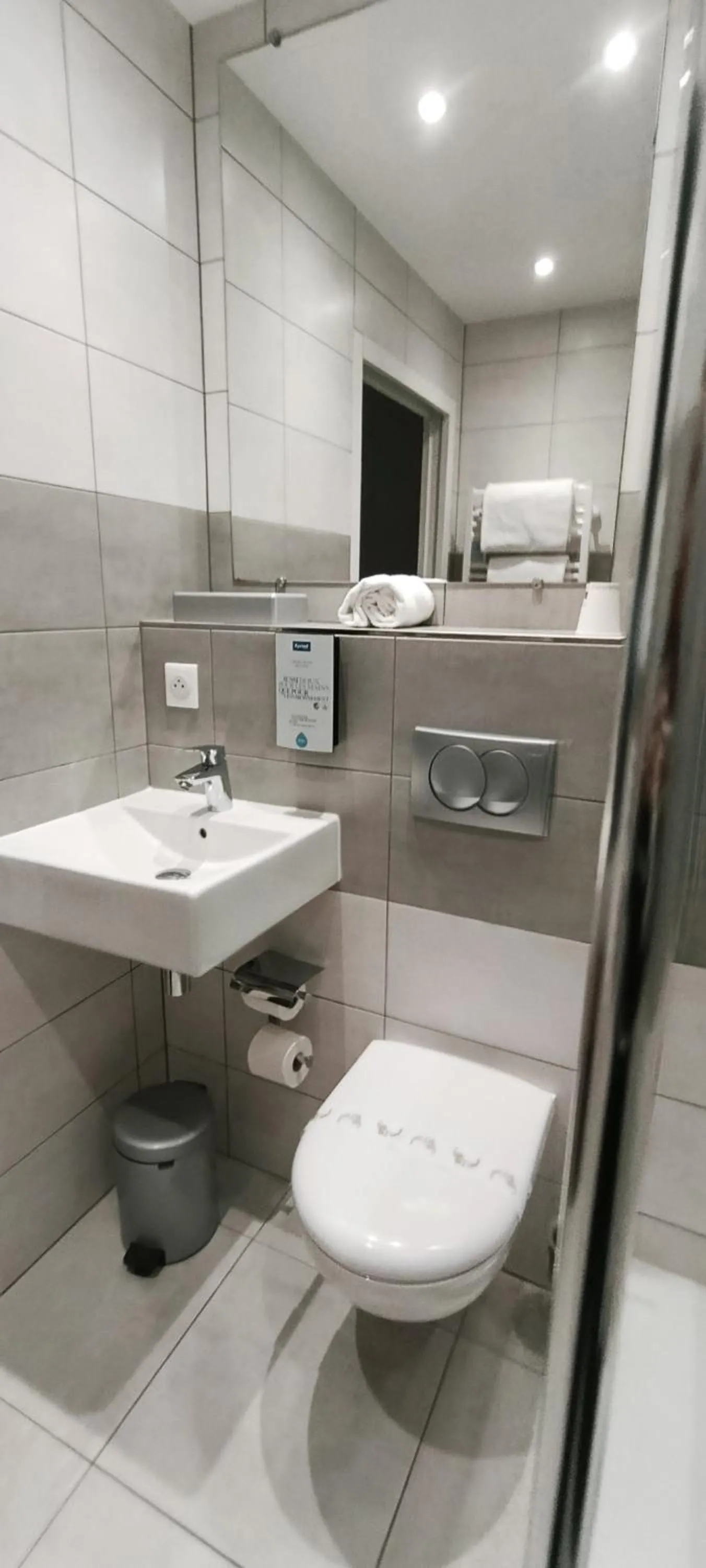 Toilet in Kyriad Limoges Sud - Feytiat