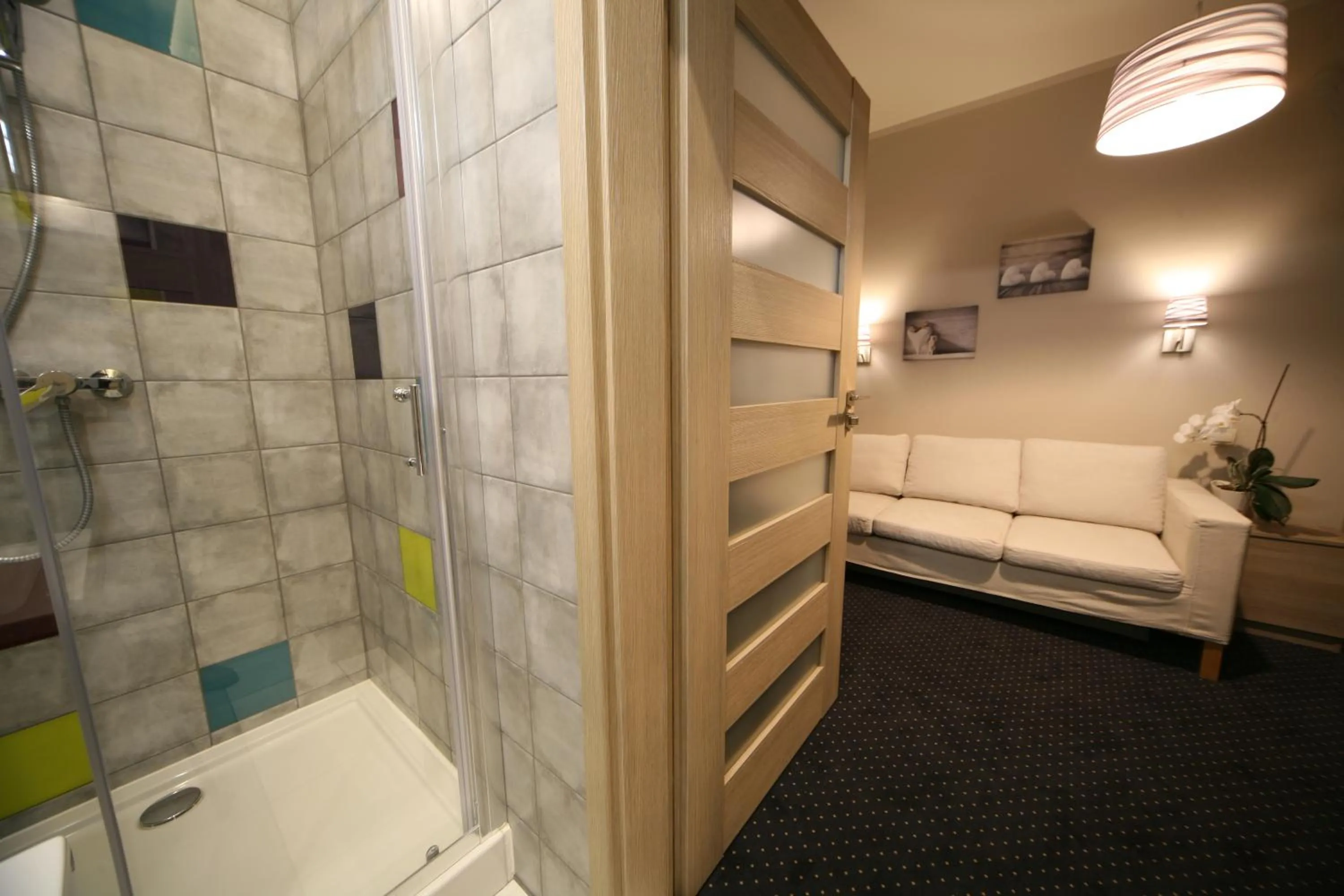 Shower, Bed in Hotel Seven 7