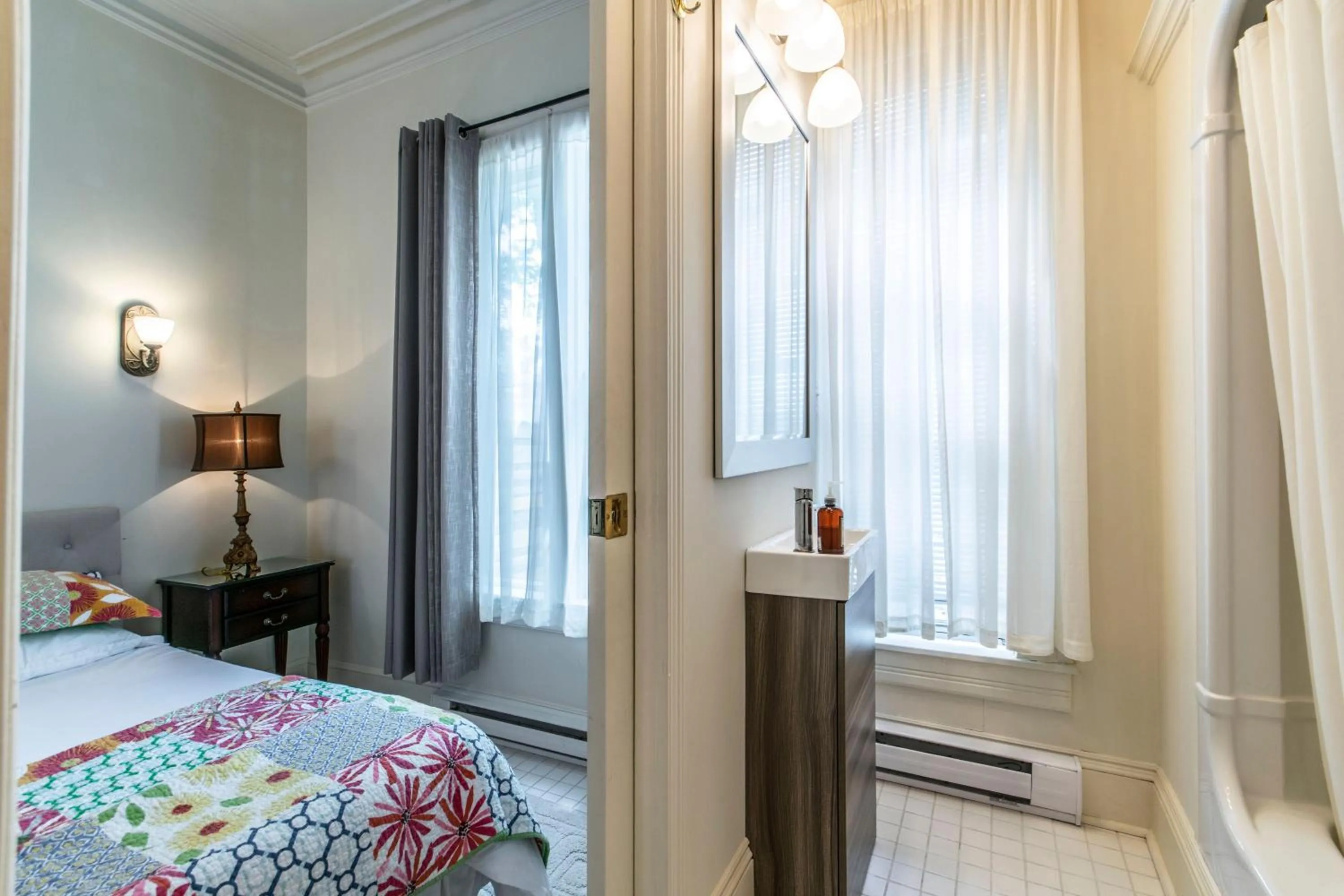 Bed in The Elizabeth Manor Guesthouse