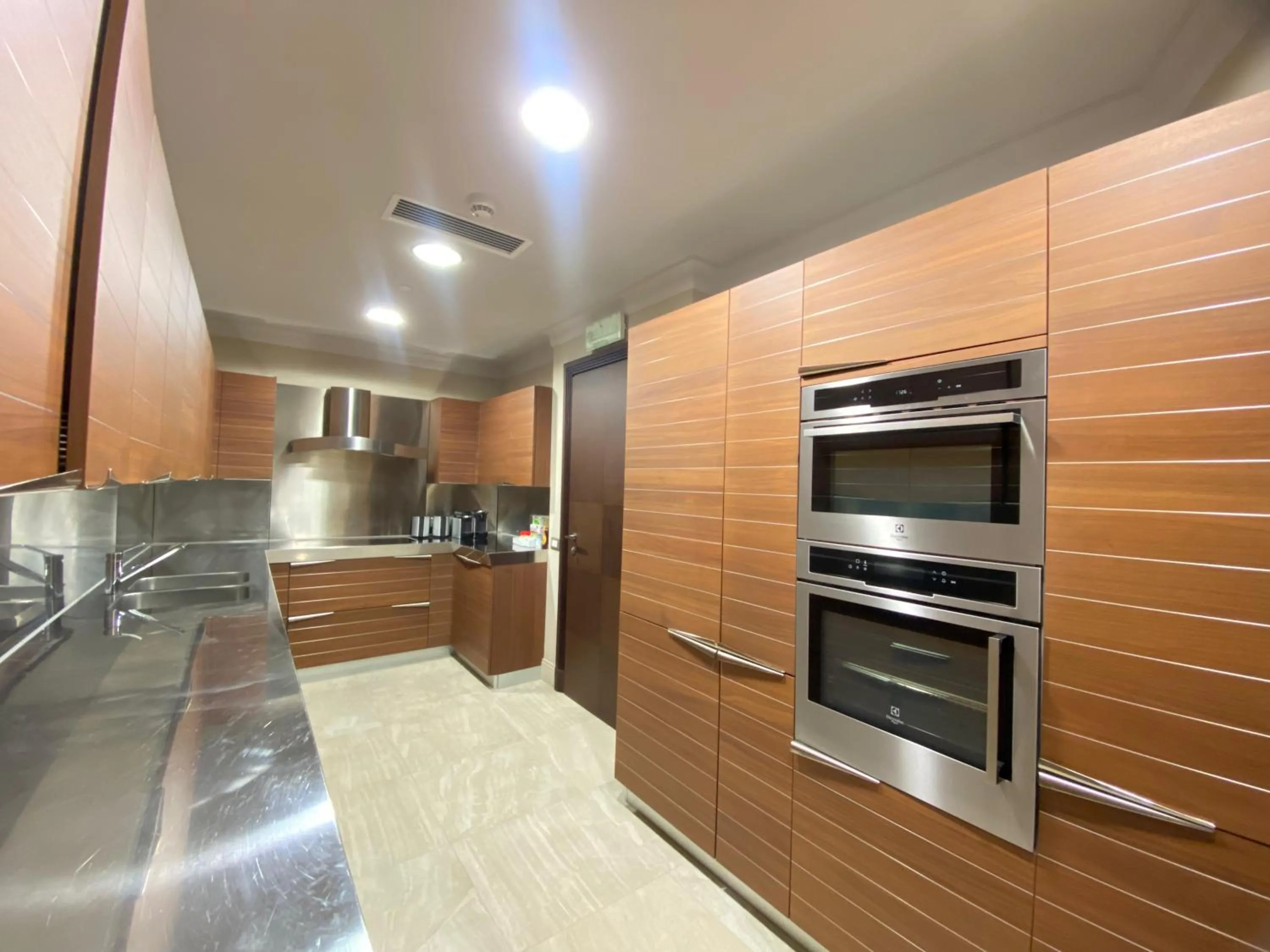 Kitchen or kitchenette in Grand Hotel Djibloho