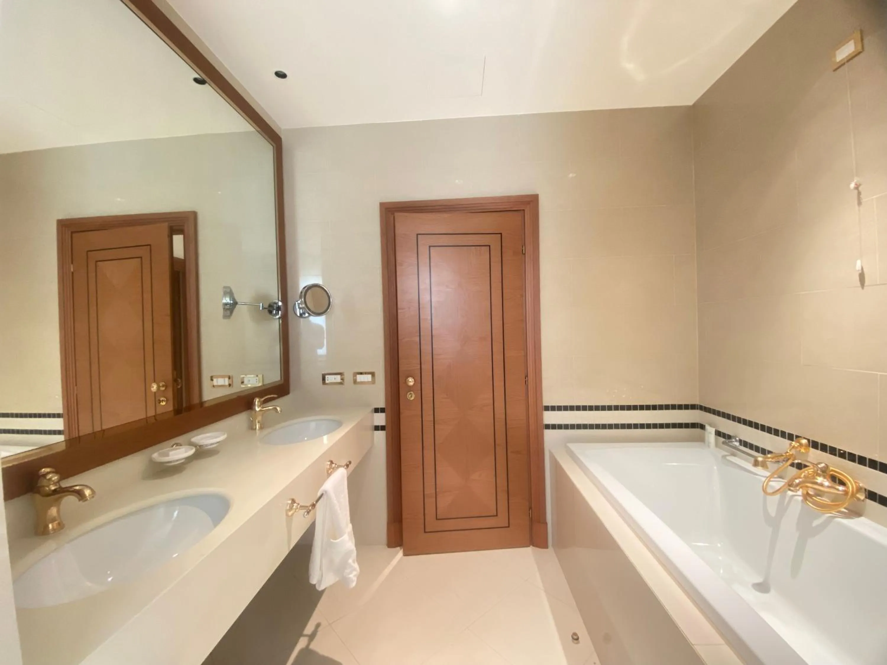 Bath in Grand Hotel Djibloho