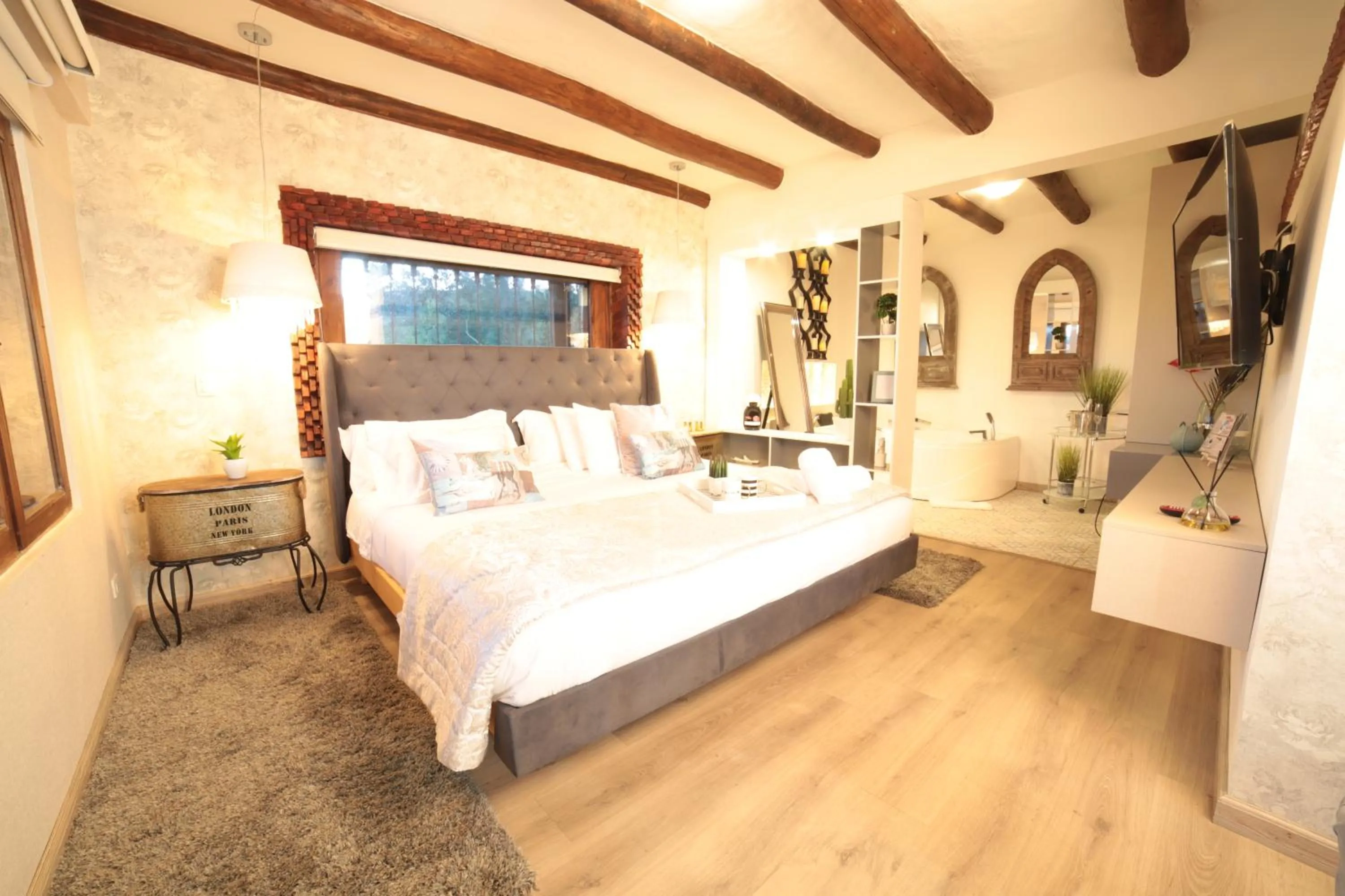 Deluxe Suite with Spa Bath in Hotel Boutique Guatika
