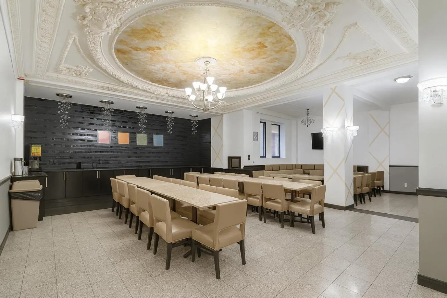 Communal lounge/ TV room in Heritage Hotel New York City