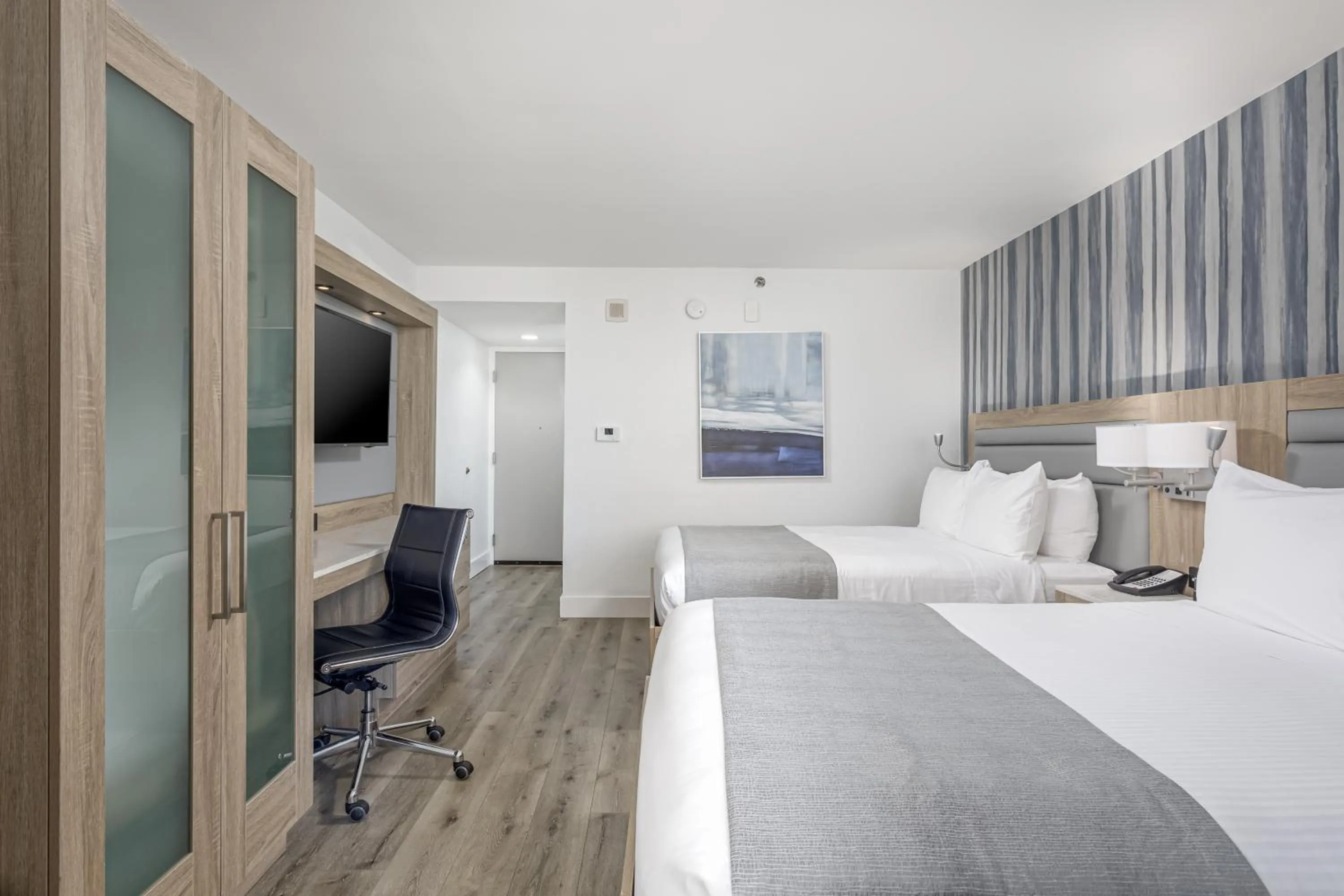 Photo of the whole room, Bed in Perdido Beach Resort