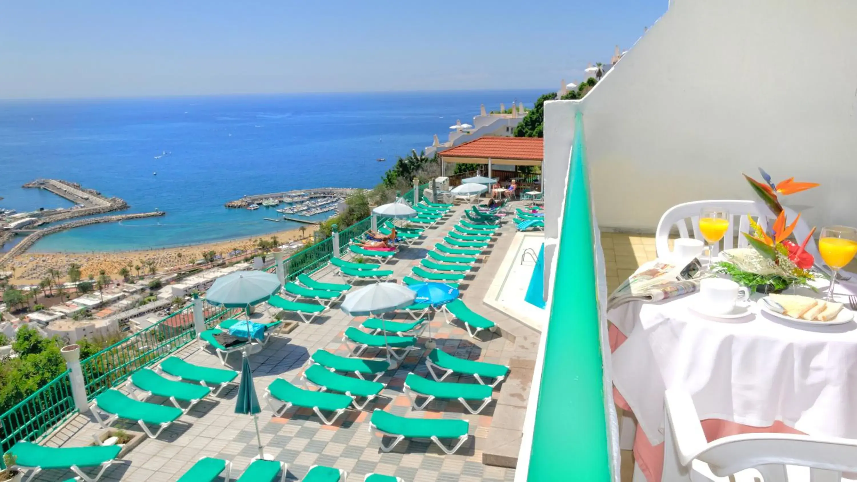 Pool view in Apartamentos Monteparaiso Pool view in Apartamentos Monteparaiso