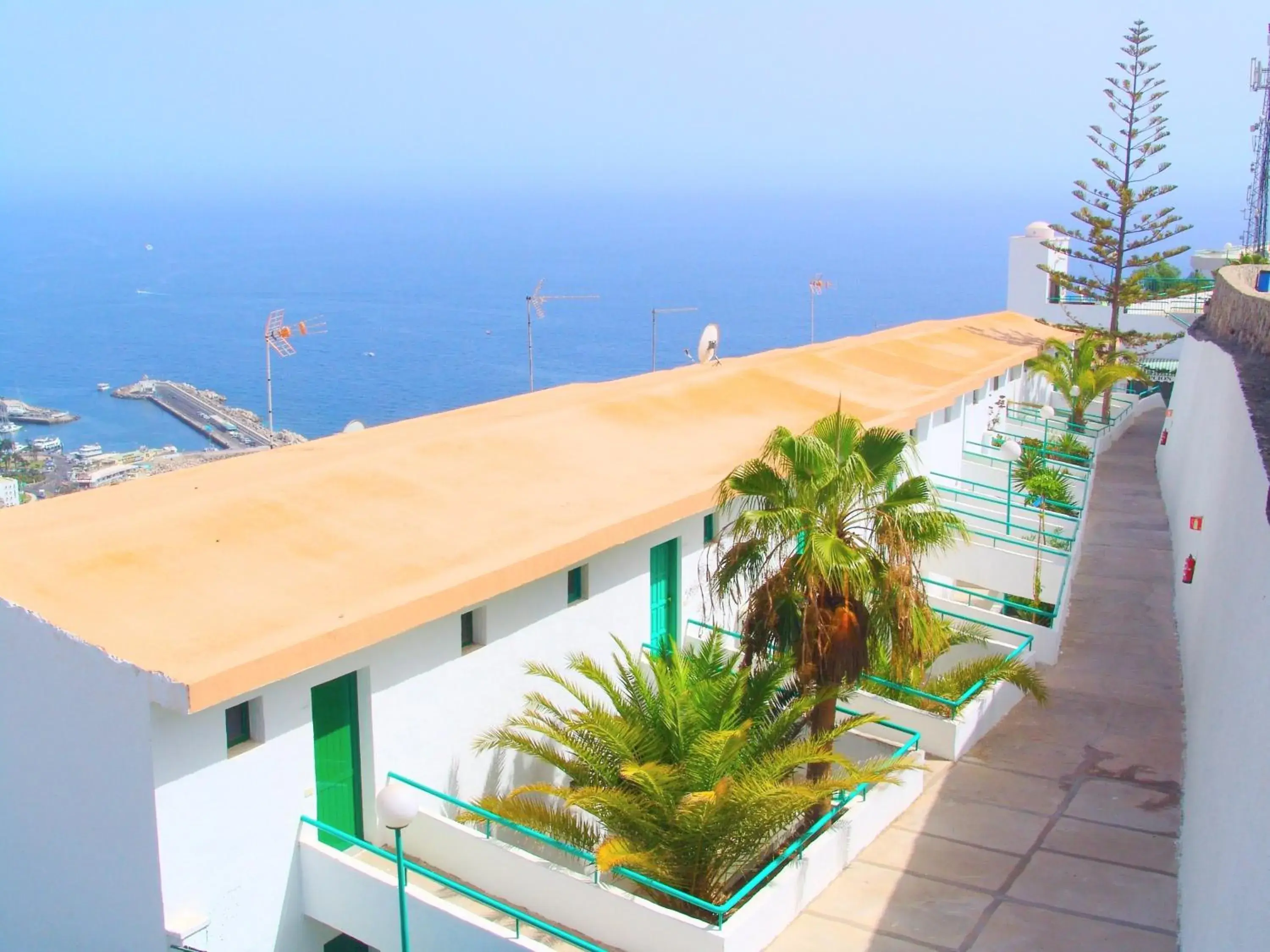 Property building in Apartamentos Monteparaiso Property building in Apartamentos Monteparaiso