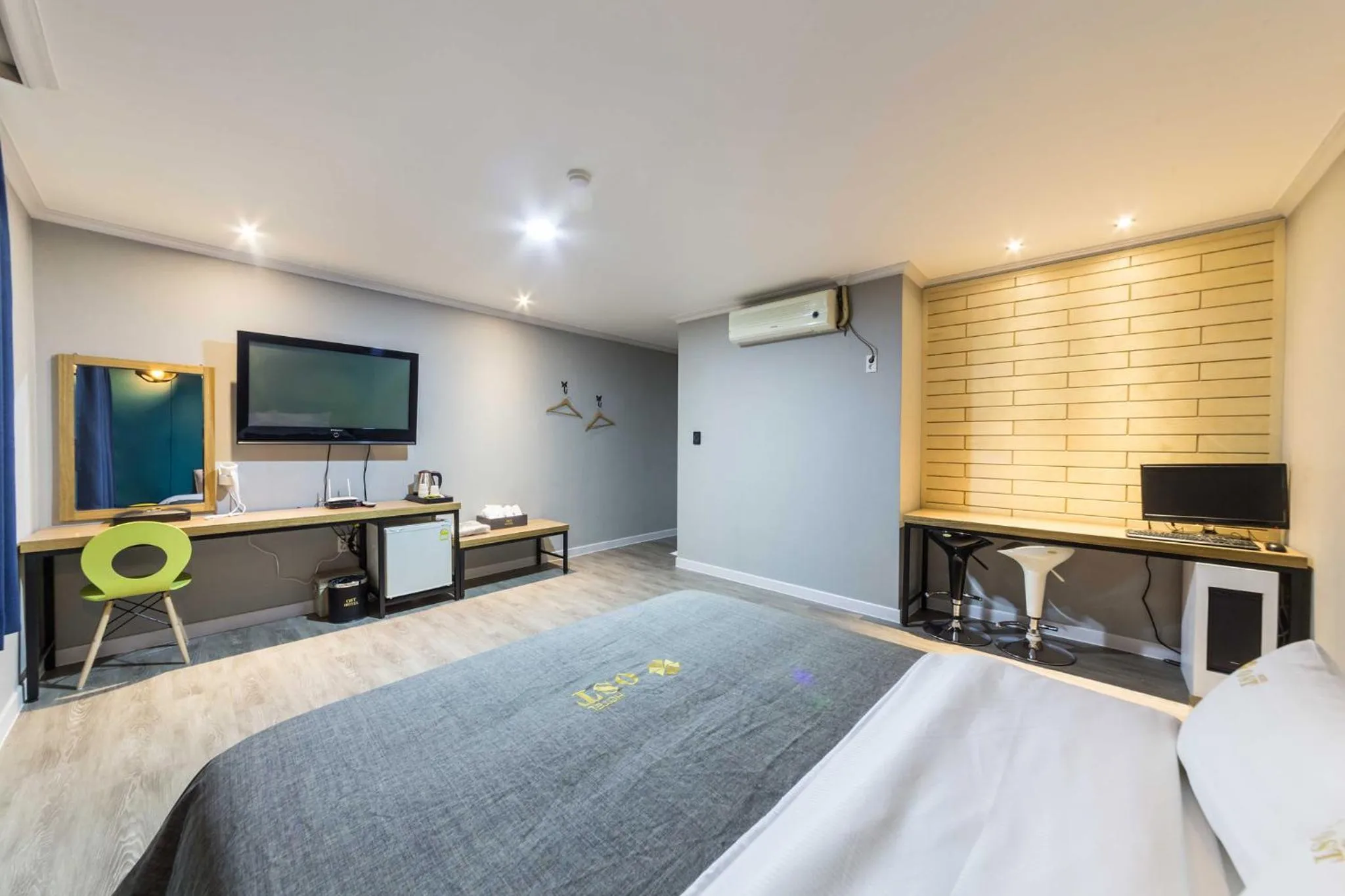 TV/Entertainment Center in Ost Hotel