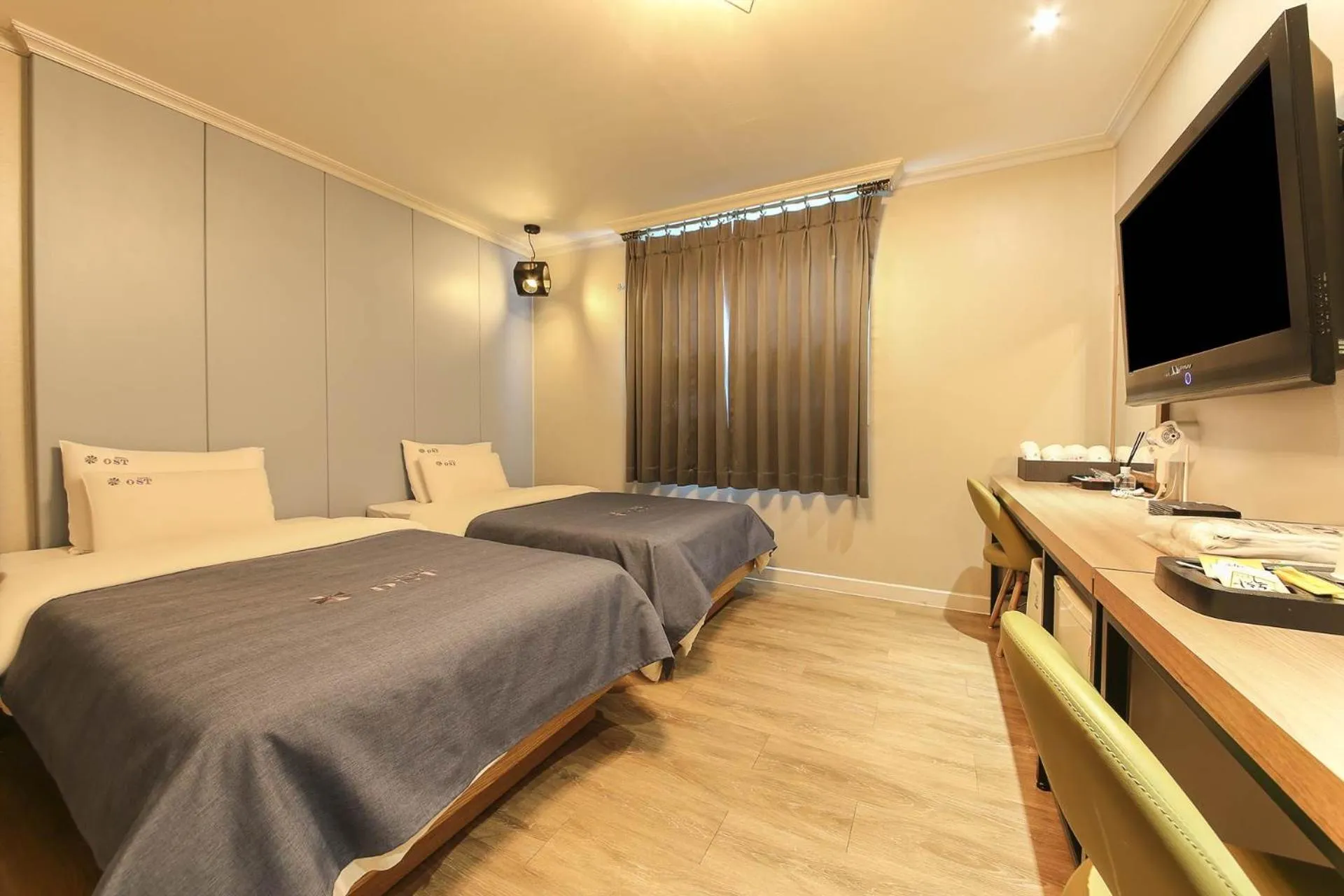 Breakfast, TV/Entertainment Center in Ost Hotel