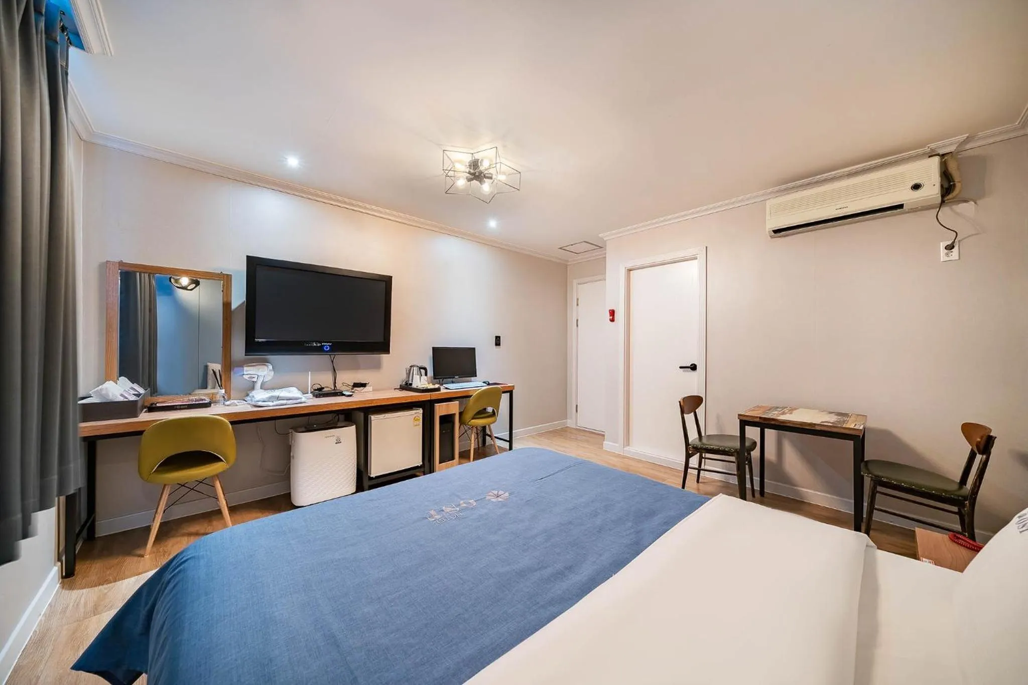 TV/Entertainment Center in Ost Hotel