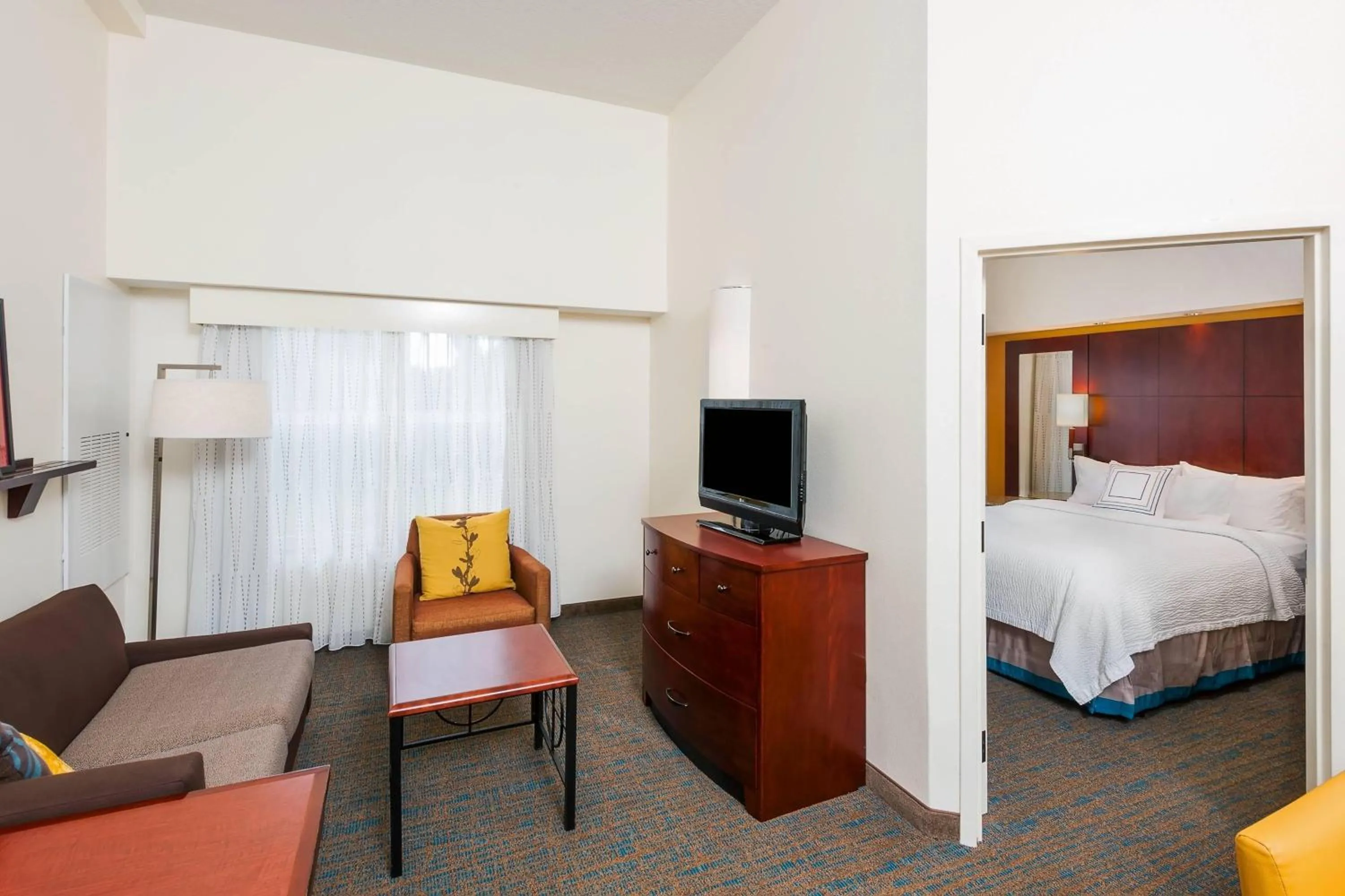 Living room, Bed in Residence Inn Orlando Airport