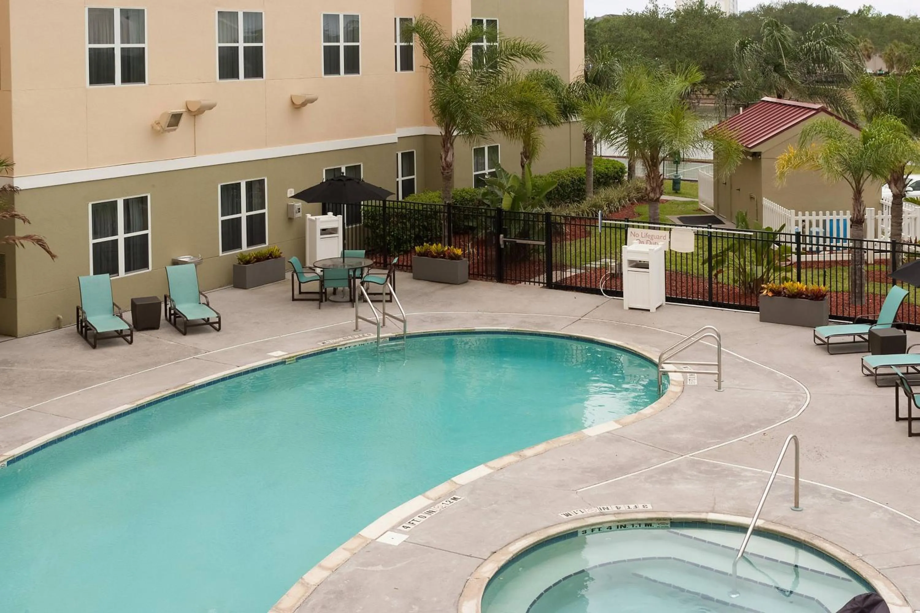 Swimming pool in Residence Inn Orlando Airport