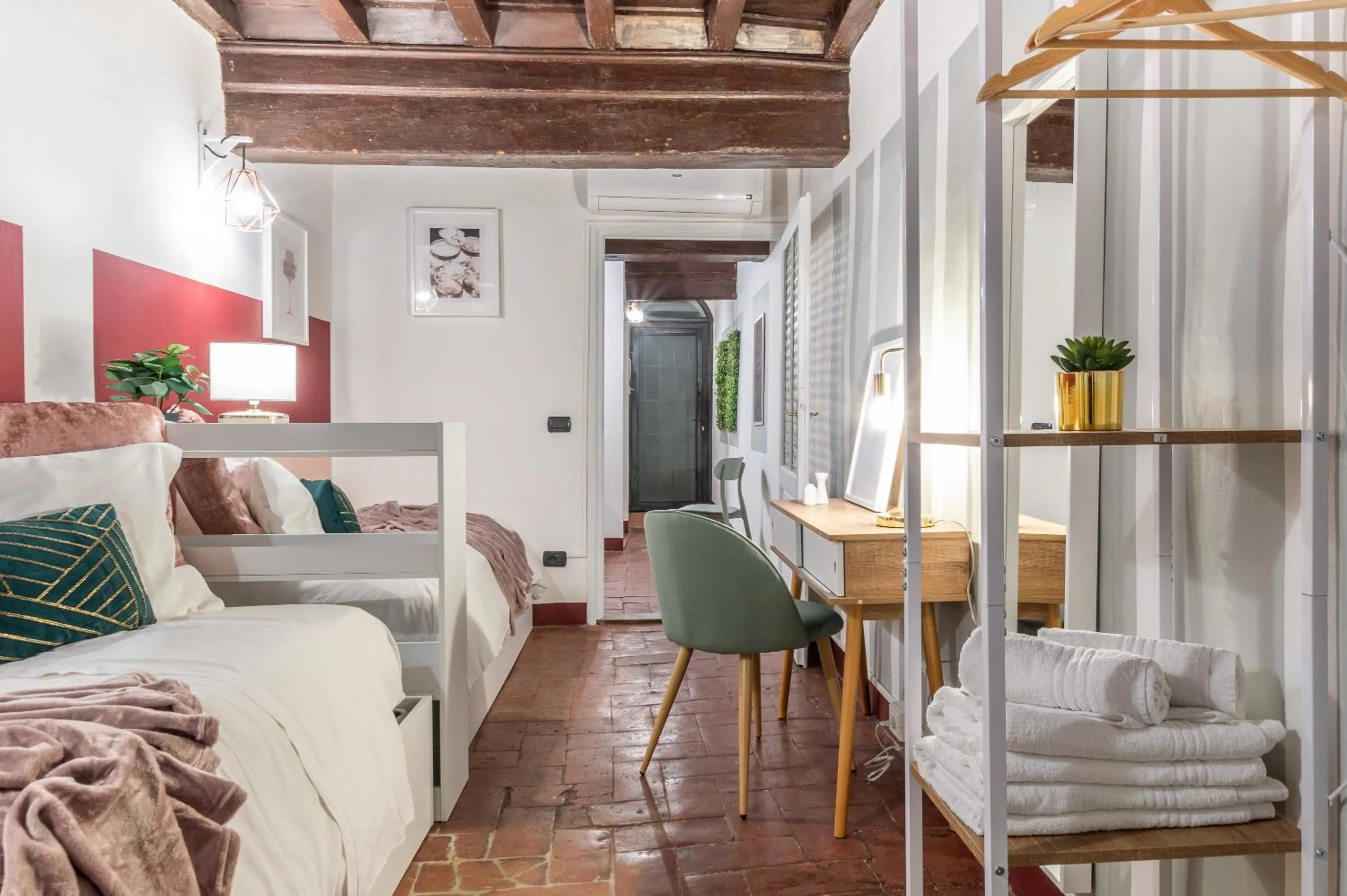 Bed in Wine Apartments Florence Ciliegiolo