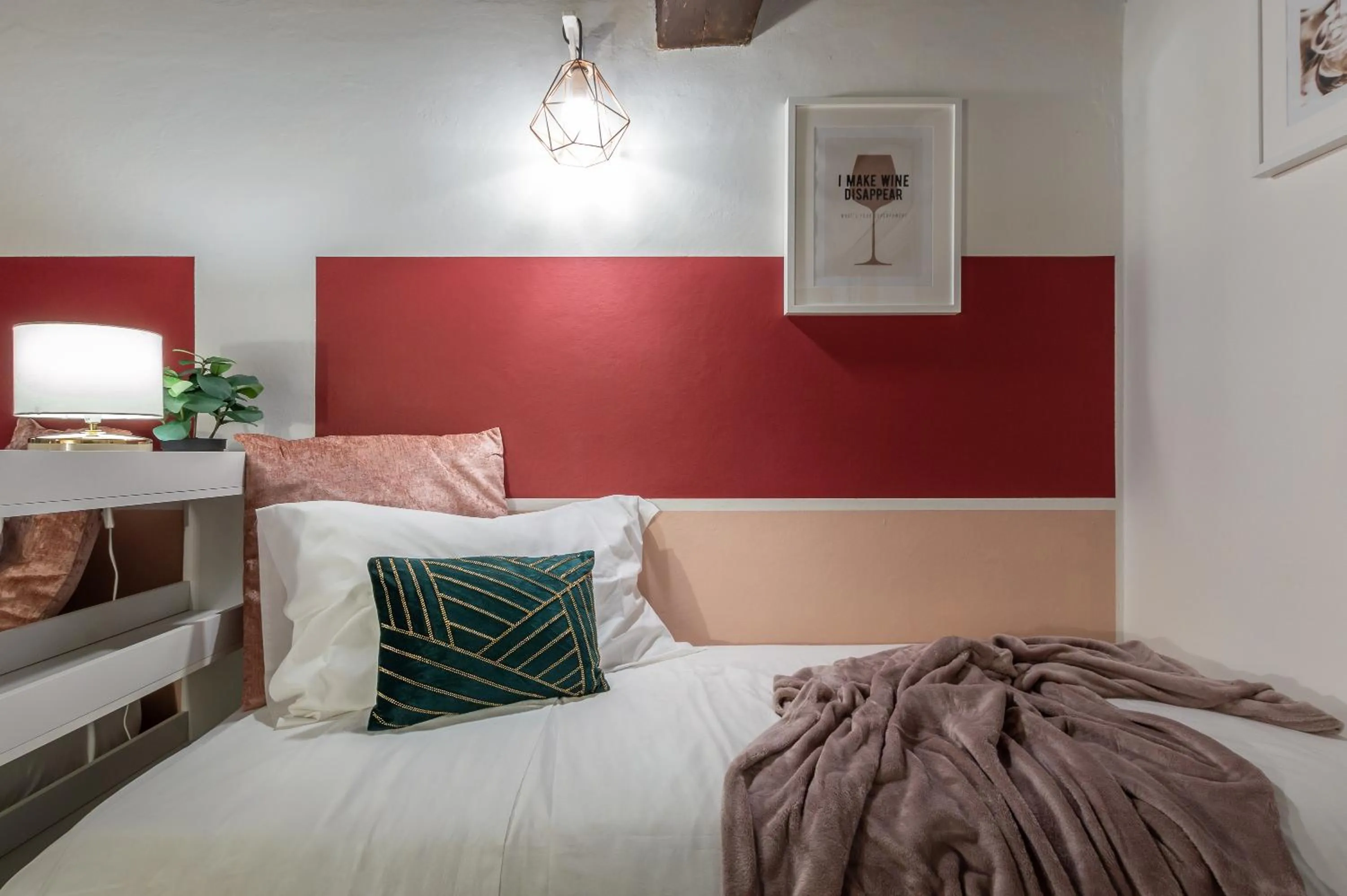 Bed in Wine Apartments Florence Ciliegiolo