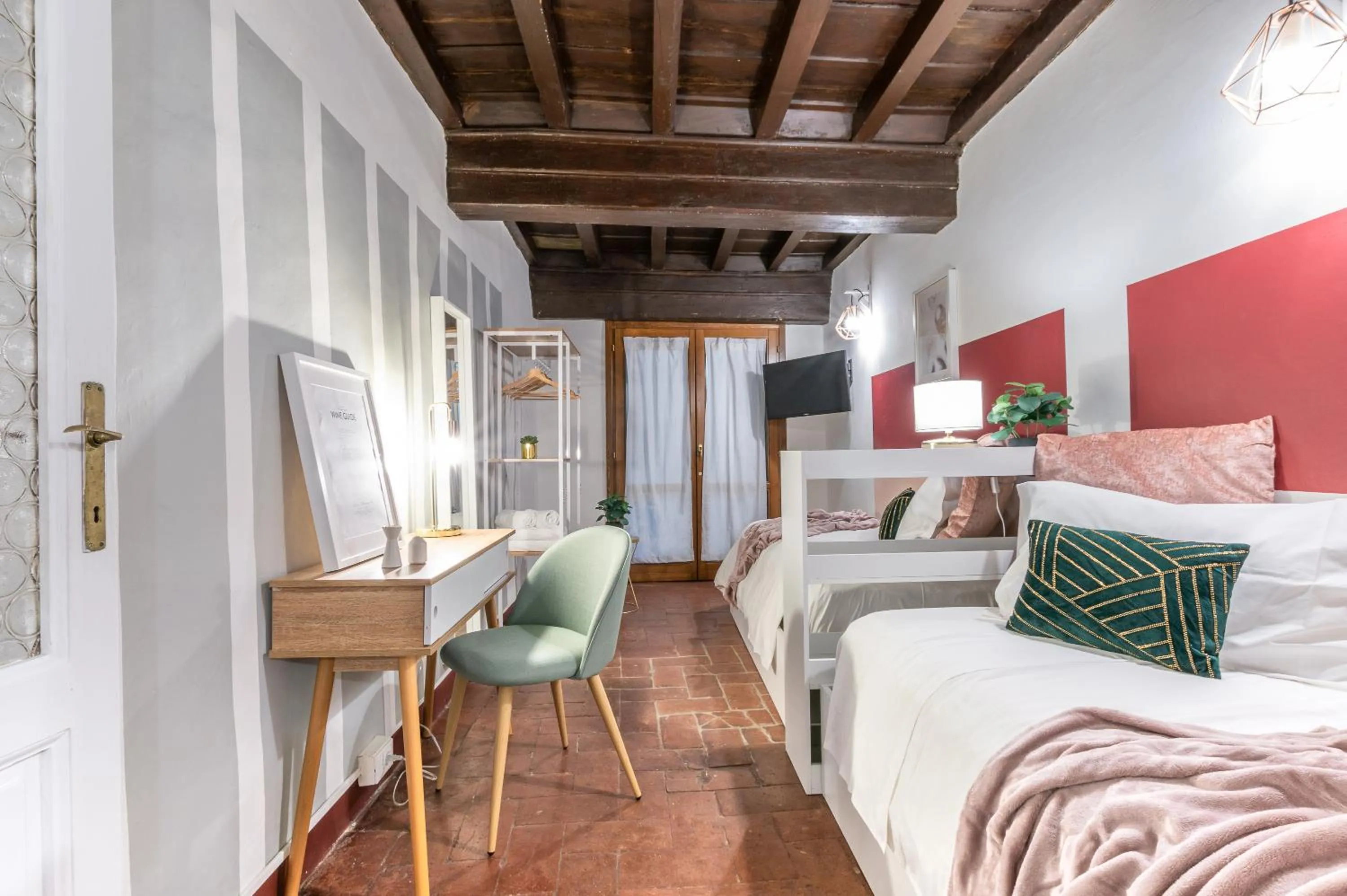 Bed in Wine Apartments Florence Ciliegiolo