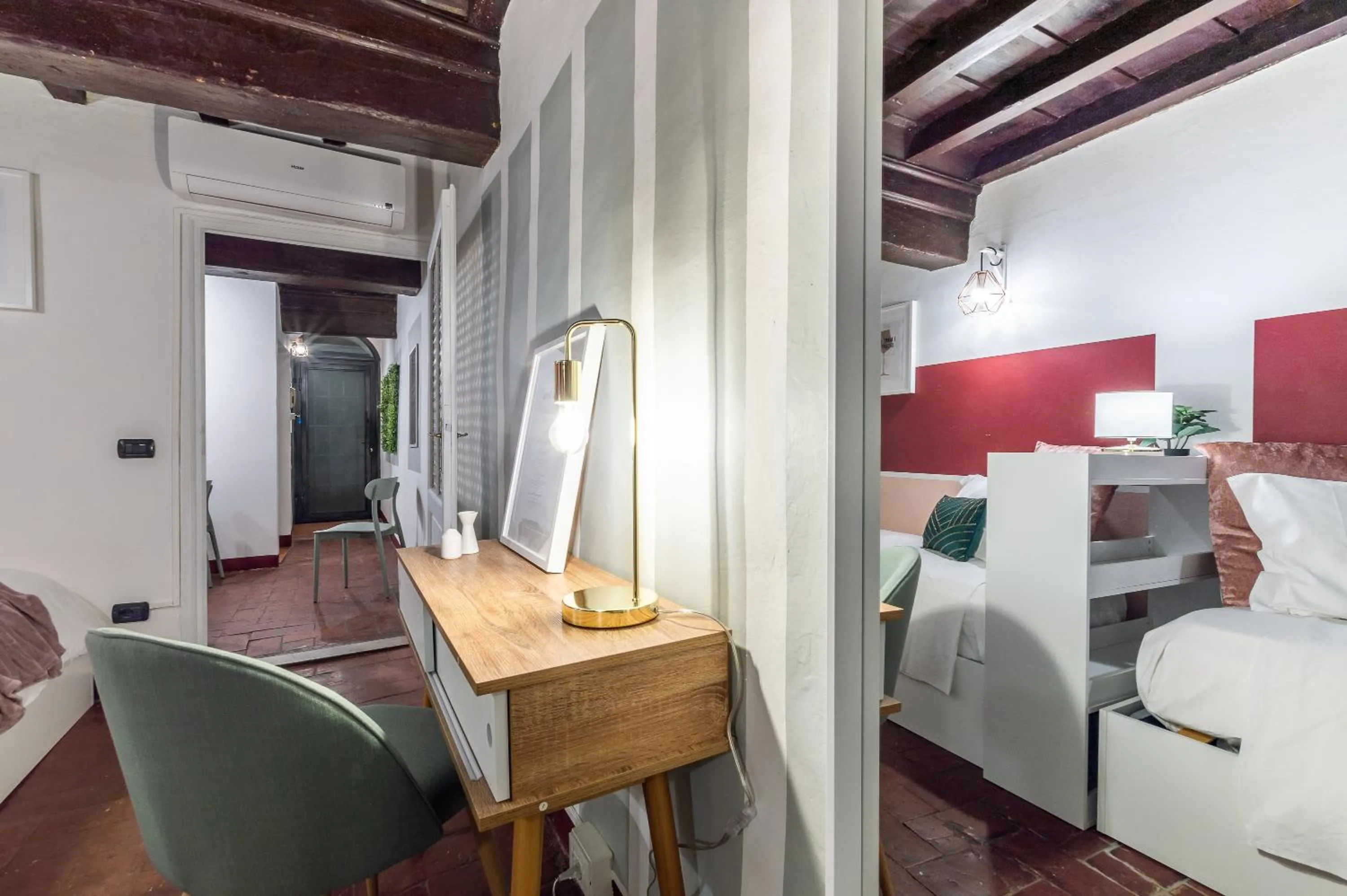 Bed in Wine Apartments Florence Ciliegiolo