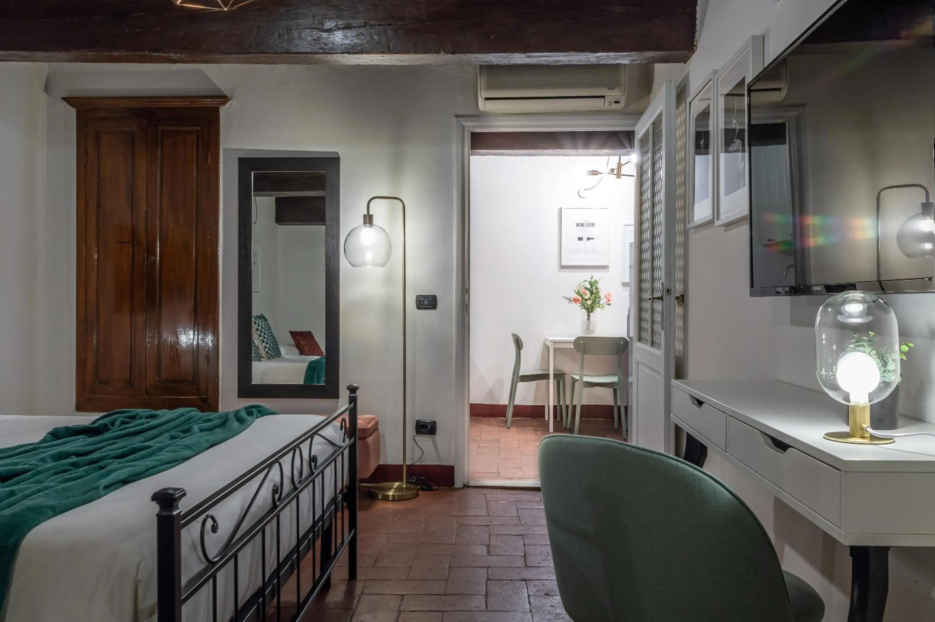 Bedroom, Bed in Wine Apartments Florence Ciliegiolo