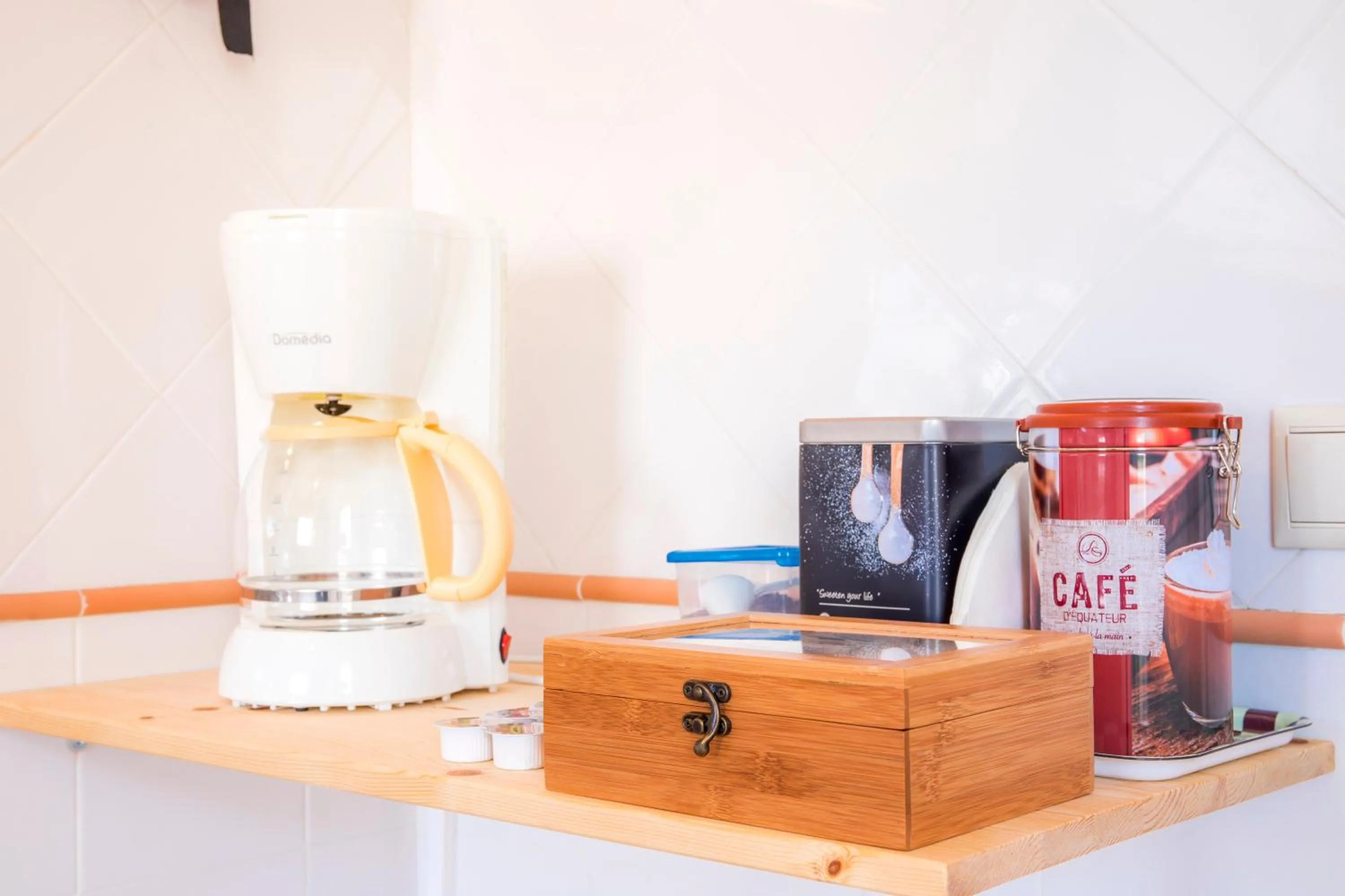 Coffee/tea facilities in Vinyl Flat Bed & Breakfast - Rooms