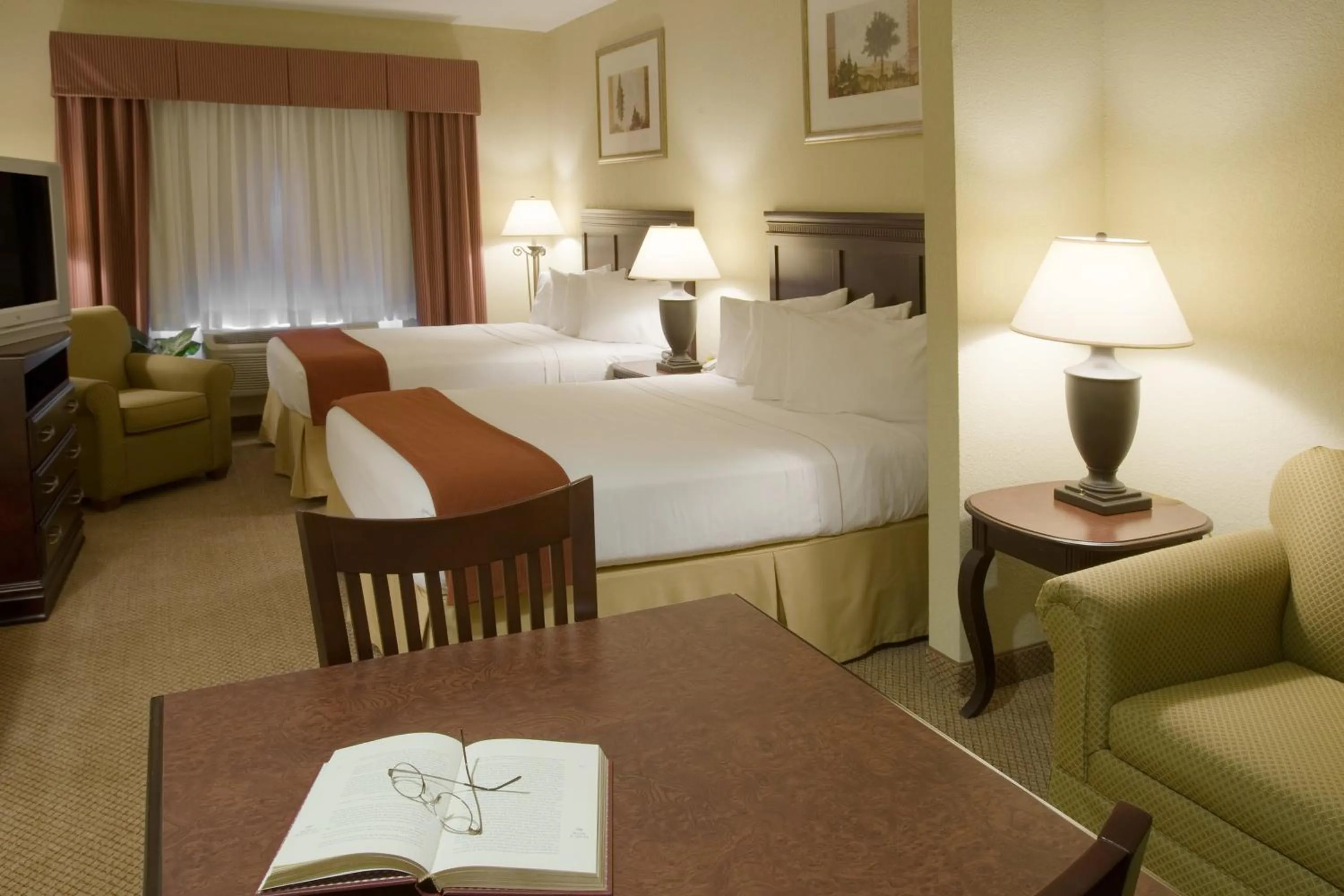 Bedroom, Bed in Holiday Inn Express Hotel & Suites Lucedale by IHG