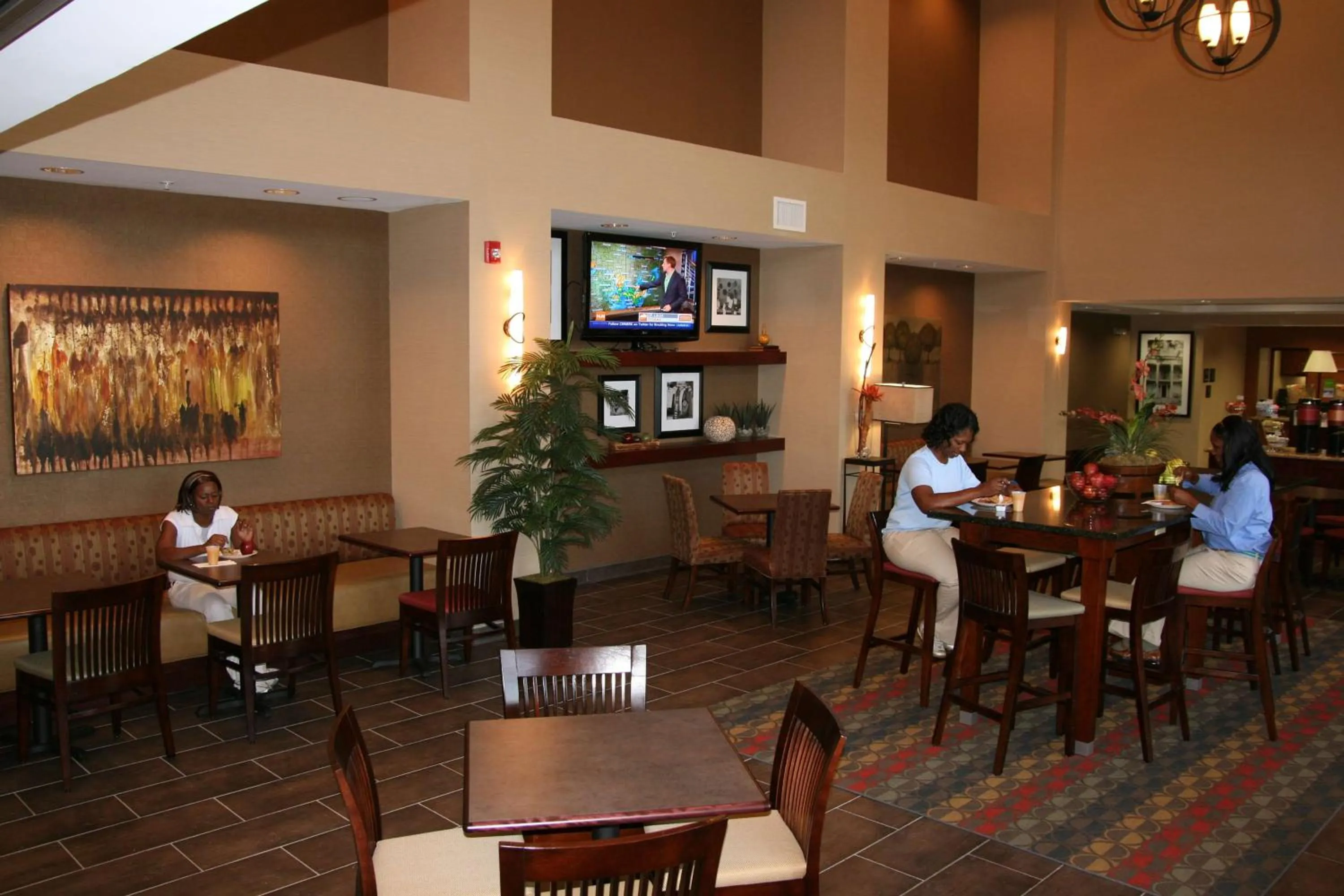 Dining area in Hampton Inn & Suites West Point