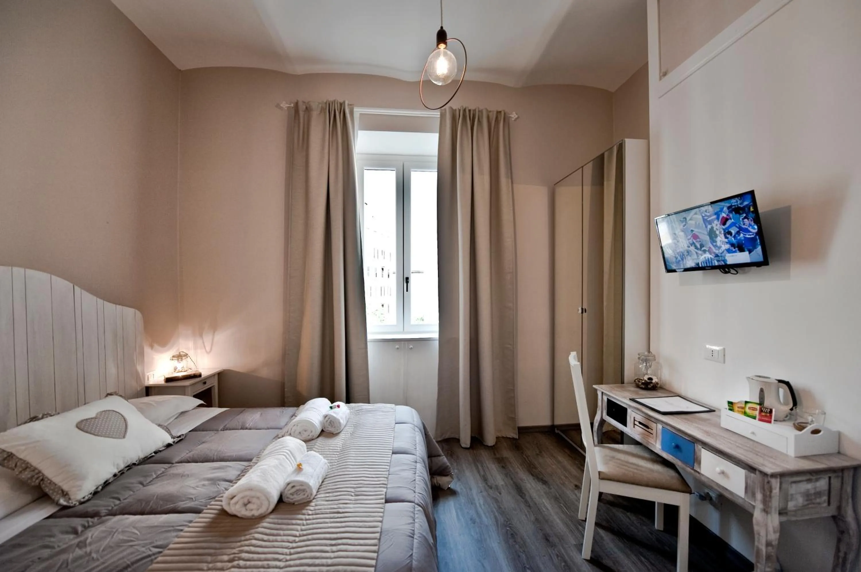 Photo of the whole room, Bed in TinkerBell GuestHouse