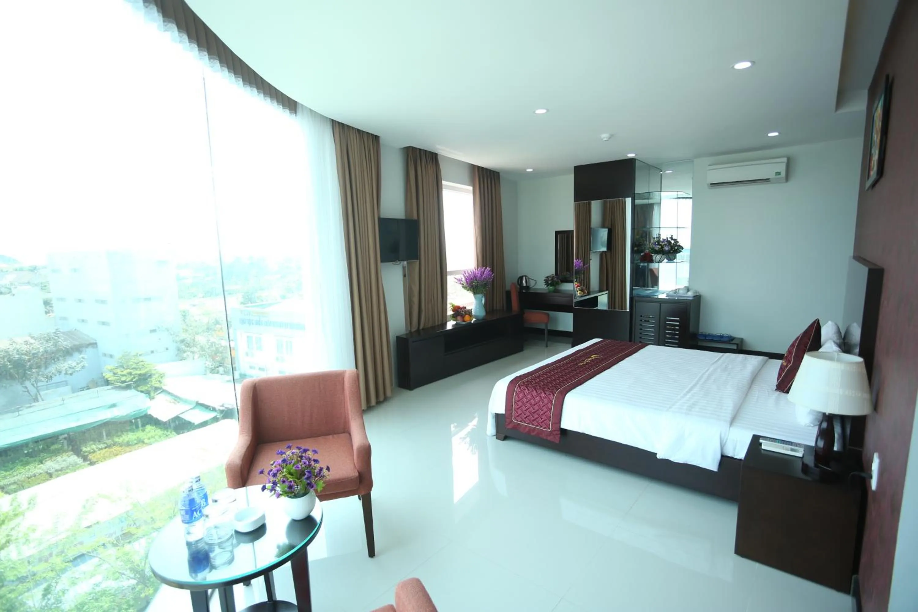 Photo of the whole room in Huong Son Hotel Da Nang