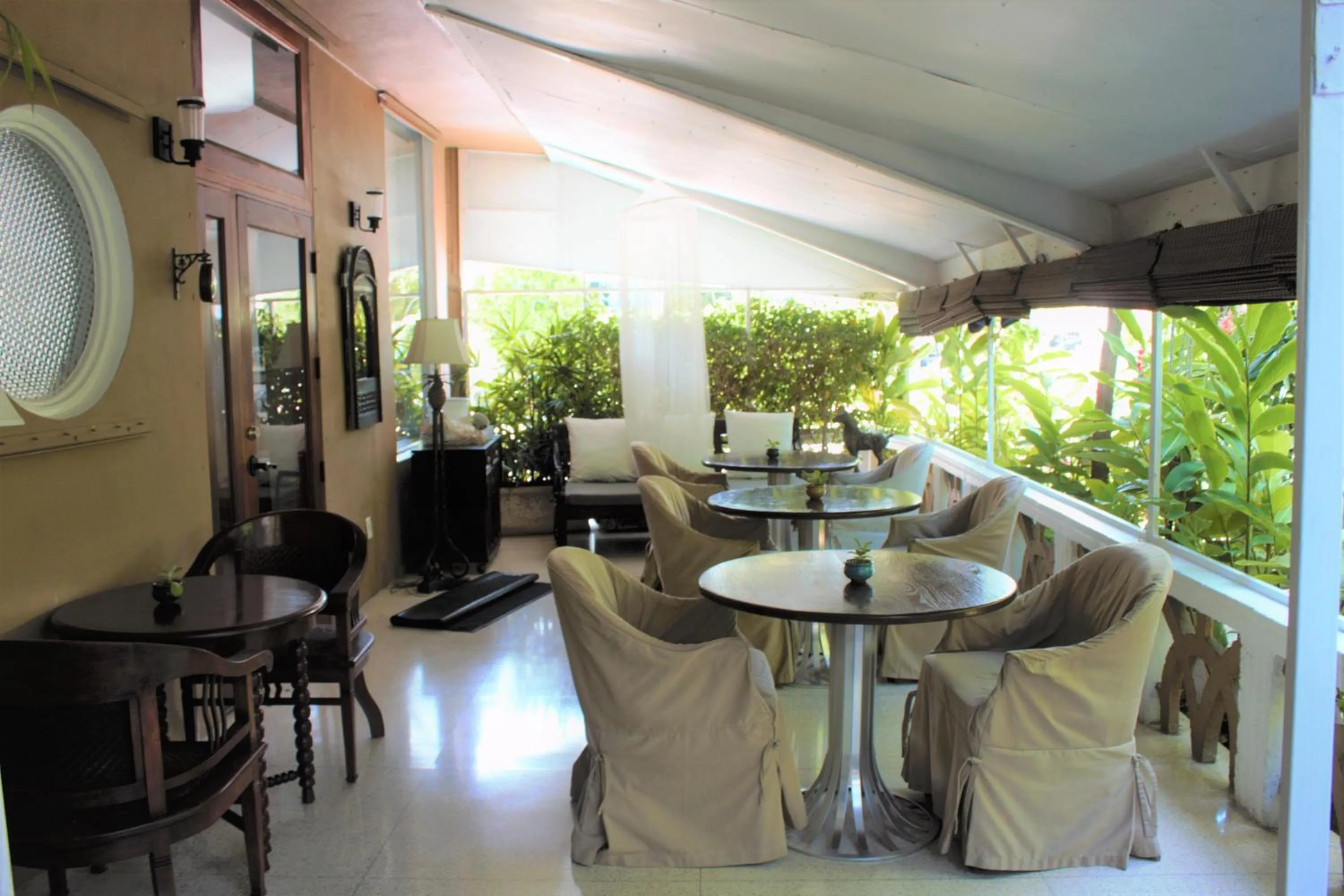 Restaurant/places to eat in Cadet Hotel