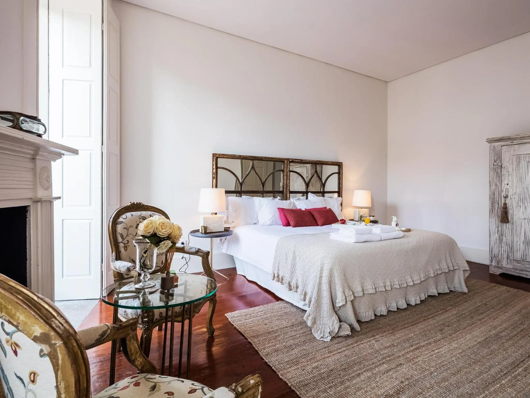 Photo of the whole room, Bed in Down2Town B&B