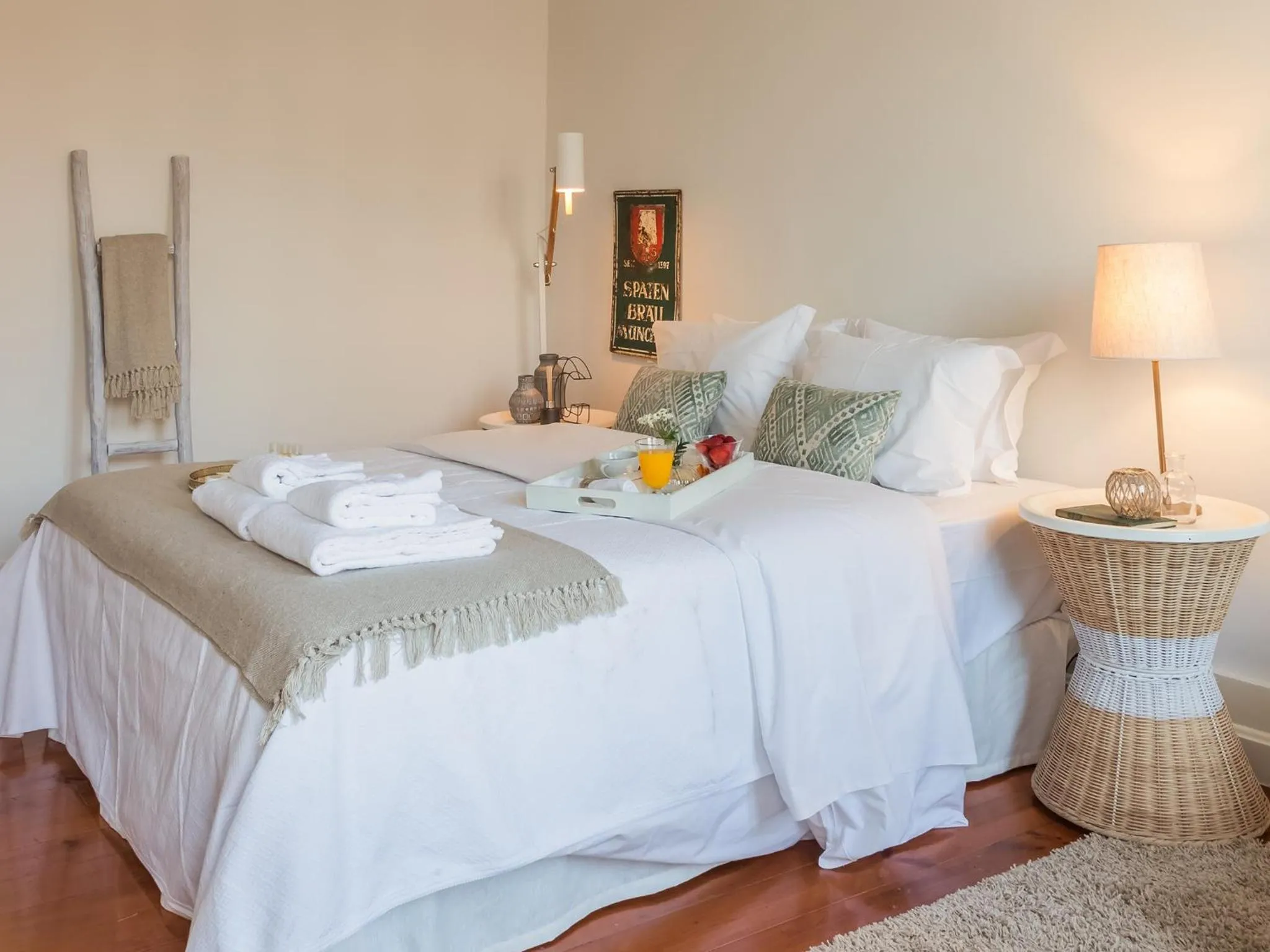 Photo of the whole room, Bed in Down2Town B&B