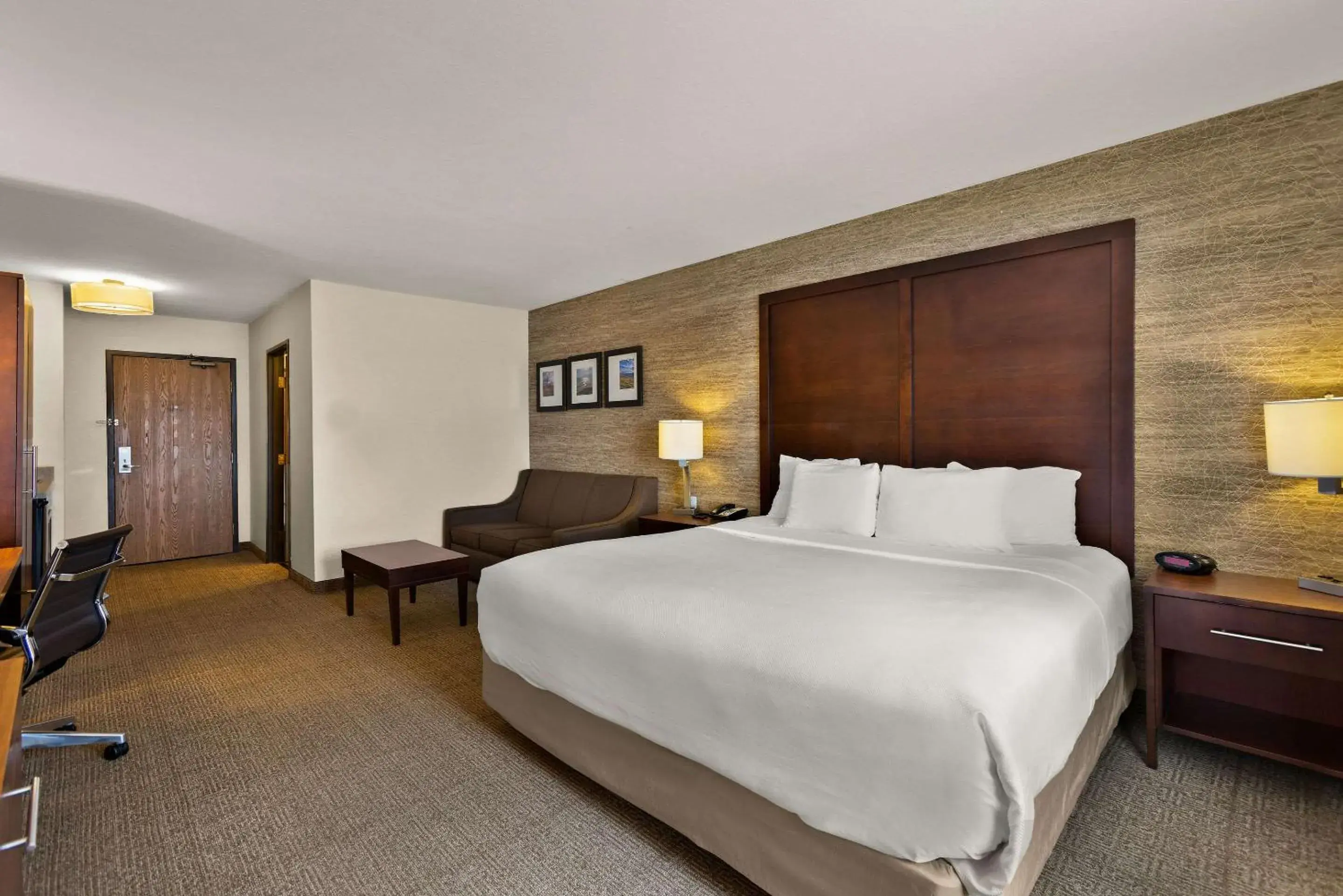 Bedroom, Bed in Comfort Inn & Suites Ludington near US-10 Bedroom, Bed in Comfort Inn & Suites Ludington near US-10