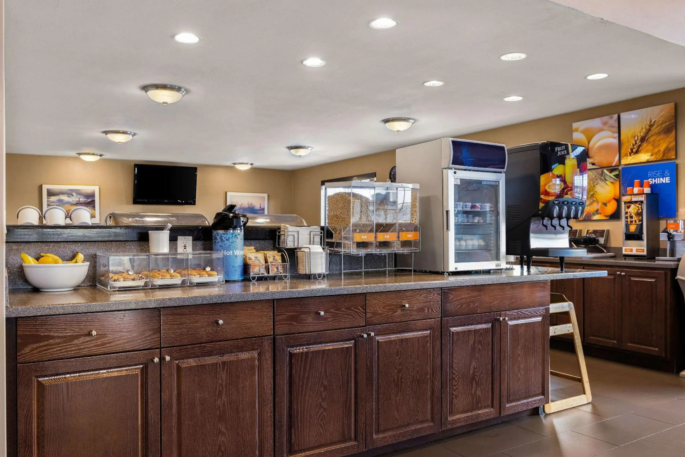 Breakfast in Comfort Inn & Suites Ludington near US-10