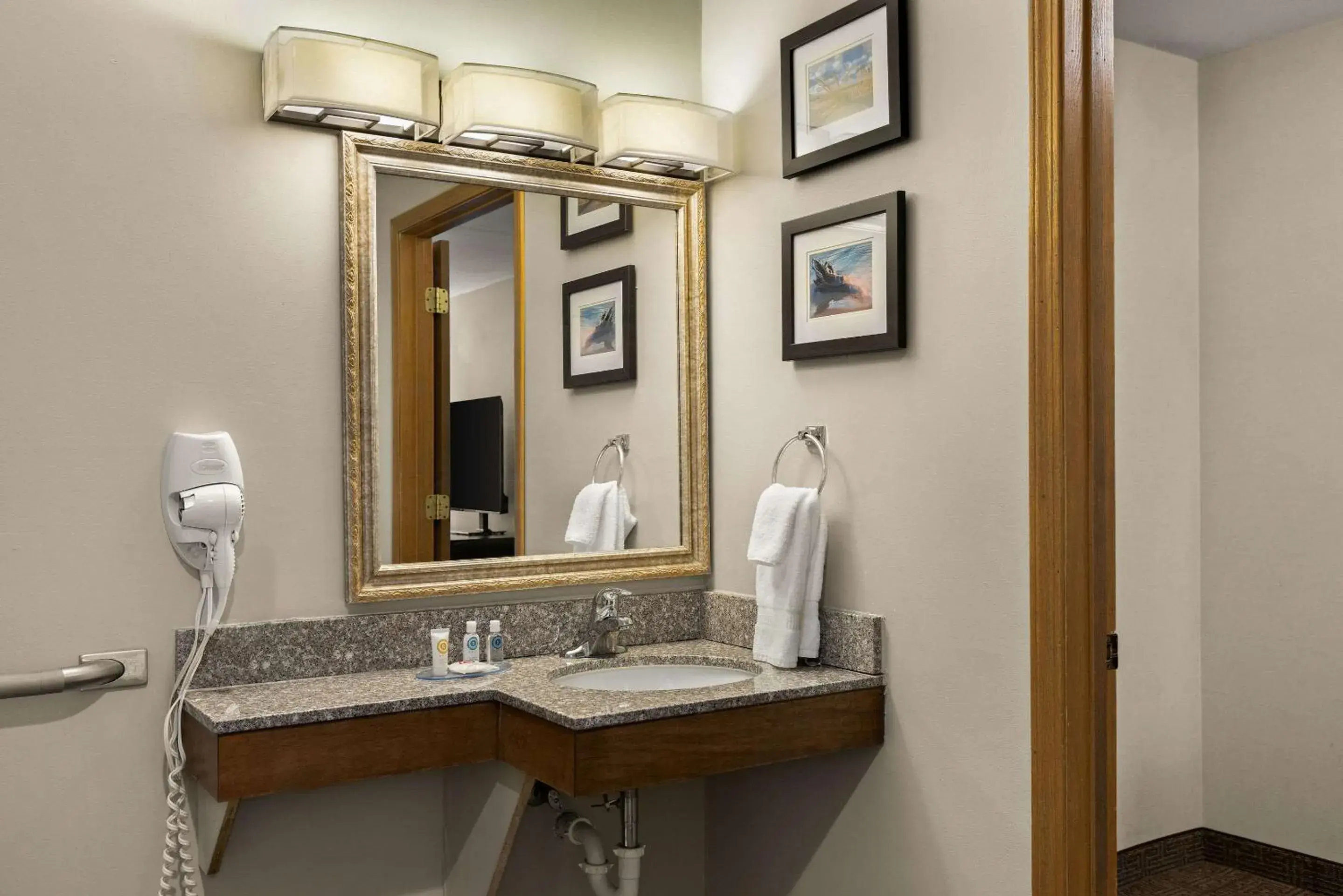 Standard Queen Room with Two Queen Beds and Roll-In Shower - Accessible/Non-Smoking in Comfort Inn Ludington near US-10 Standard Queen Room with Two Queen Beds and Roll-In Shower - Accessible/Non-Smoking in Comfort Inn Ludington near US-10