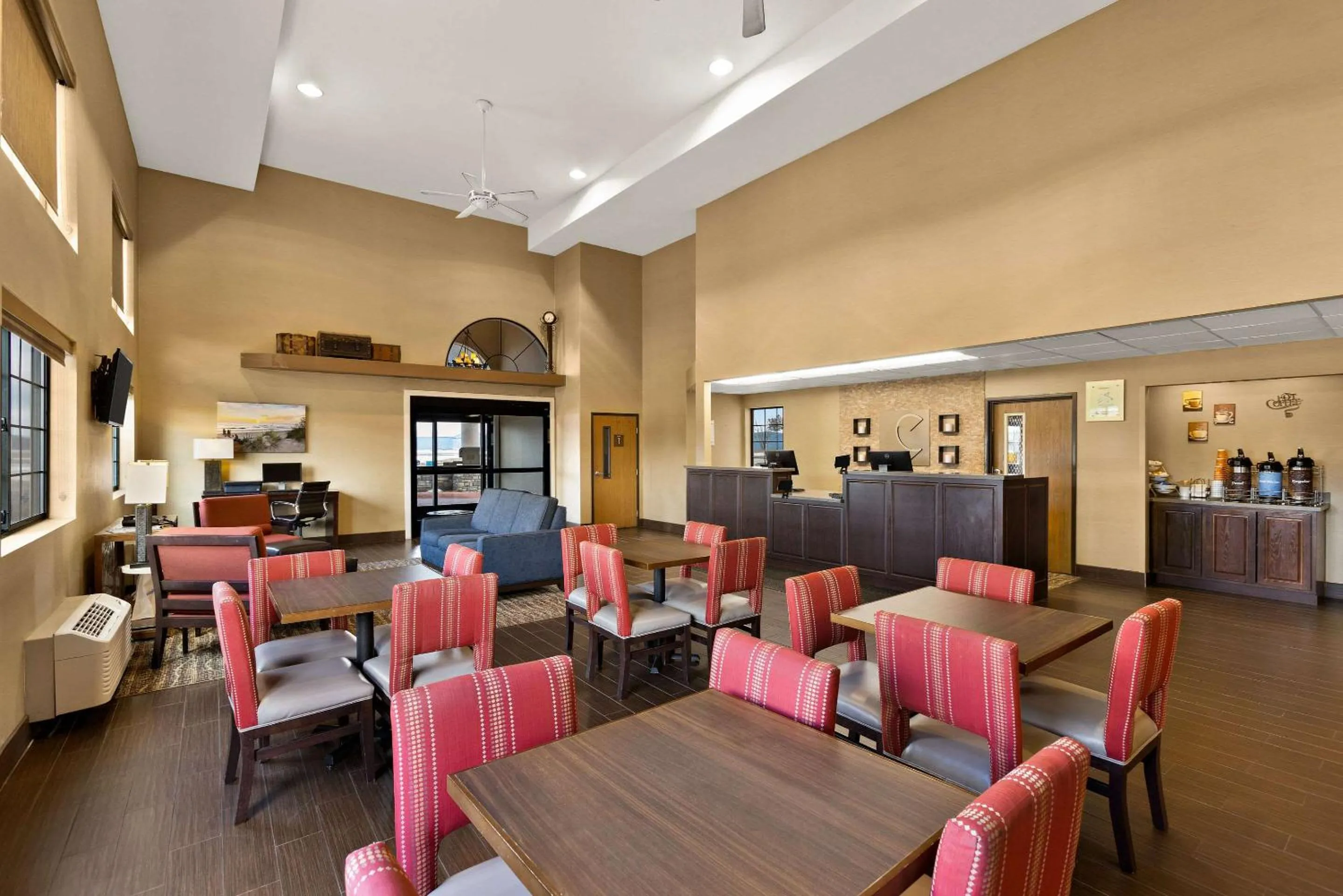 Breakfast in Comfort Inn & Suites Ludington near US-10