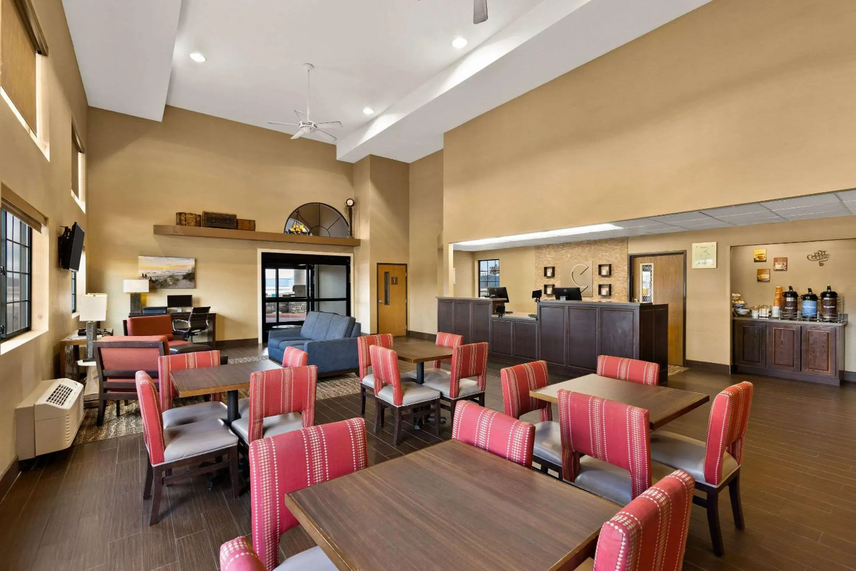 Breakfast in Comfort Inn & Suites Ludington near US-10 Breakfast in Comfort Inn & Suites Ludington near US-10