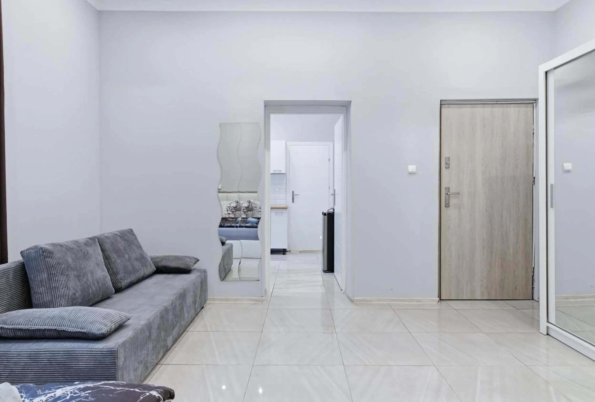 Photo of the whole room in 70s Guest room