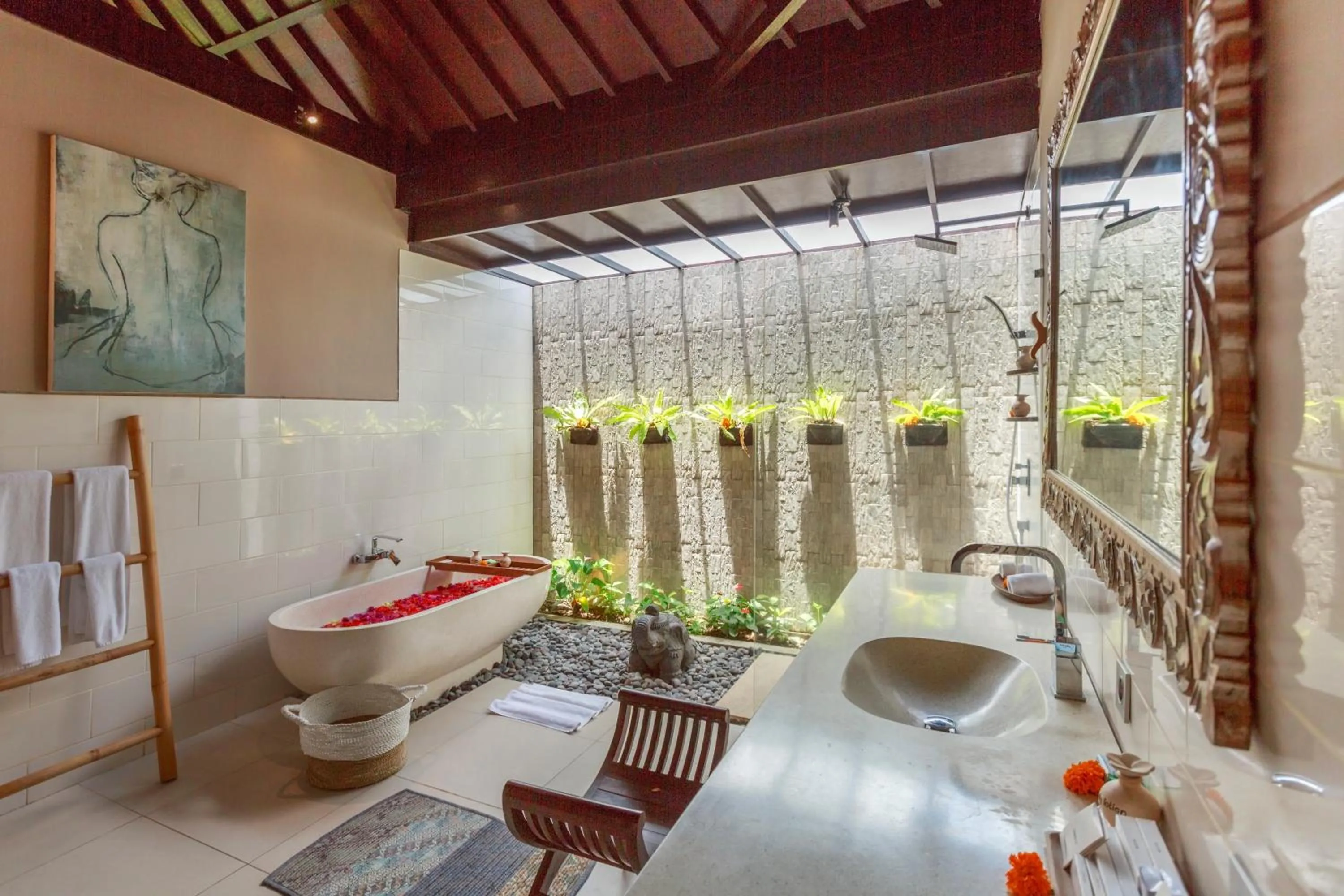 Shower in Solo Villas & Retreat