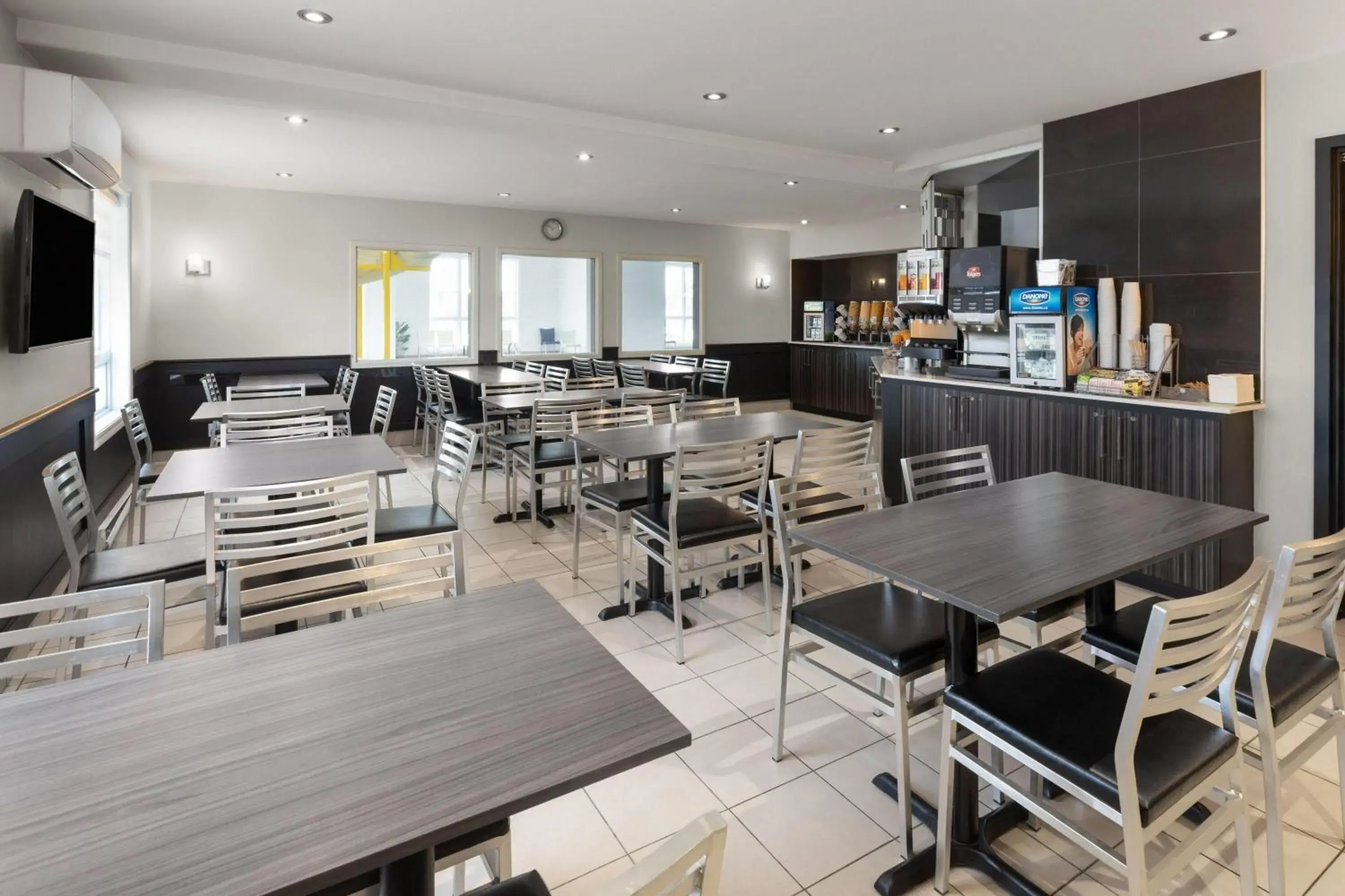 Breakfast in Super 8 by Wyndham Quebec City Breakfast in Super 8 by Wyndham Quebec City