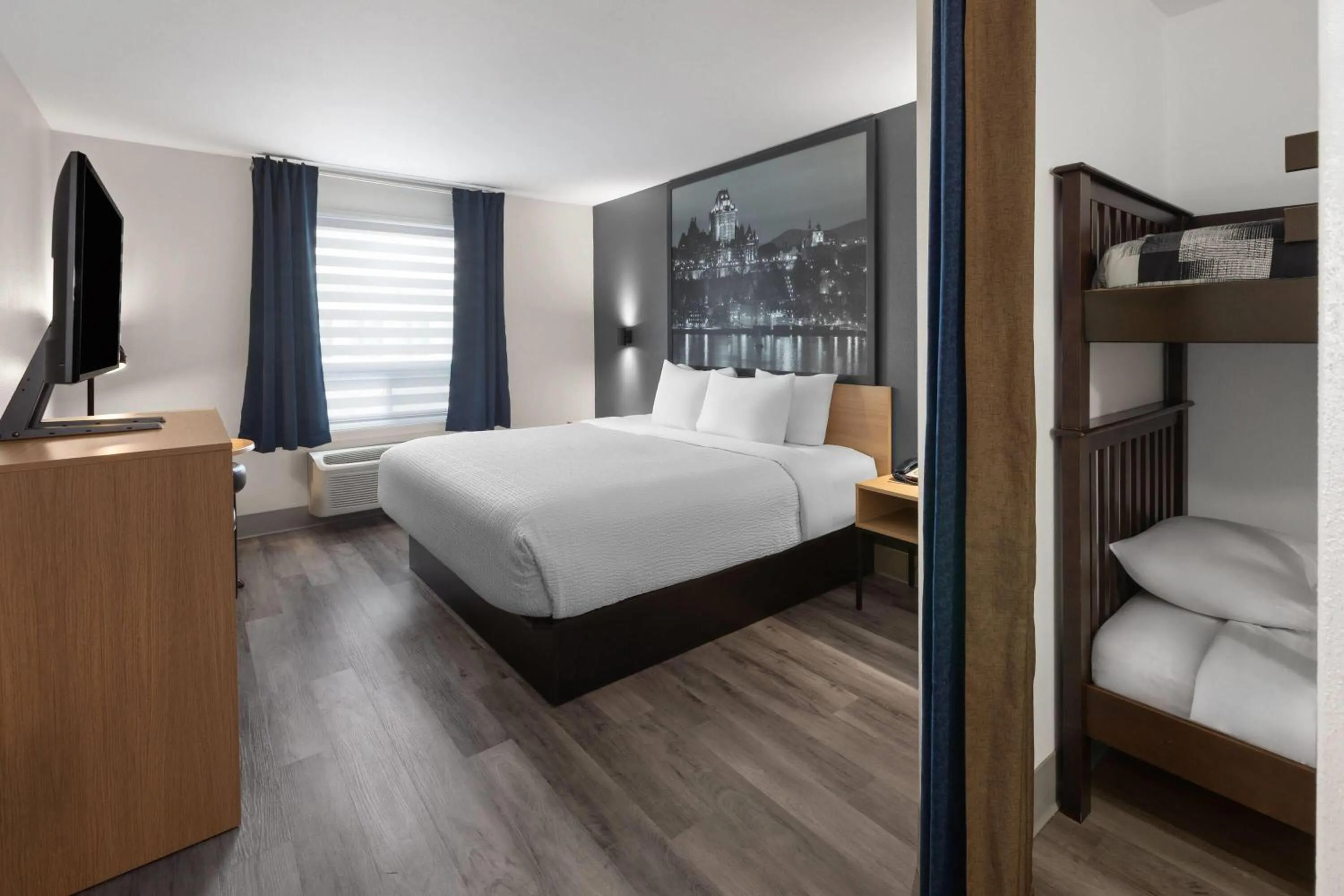 Photo of the whole room, Bed in Super 8 by Wyndham Quebec City