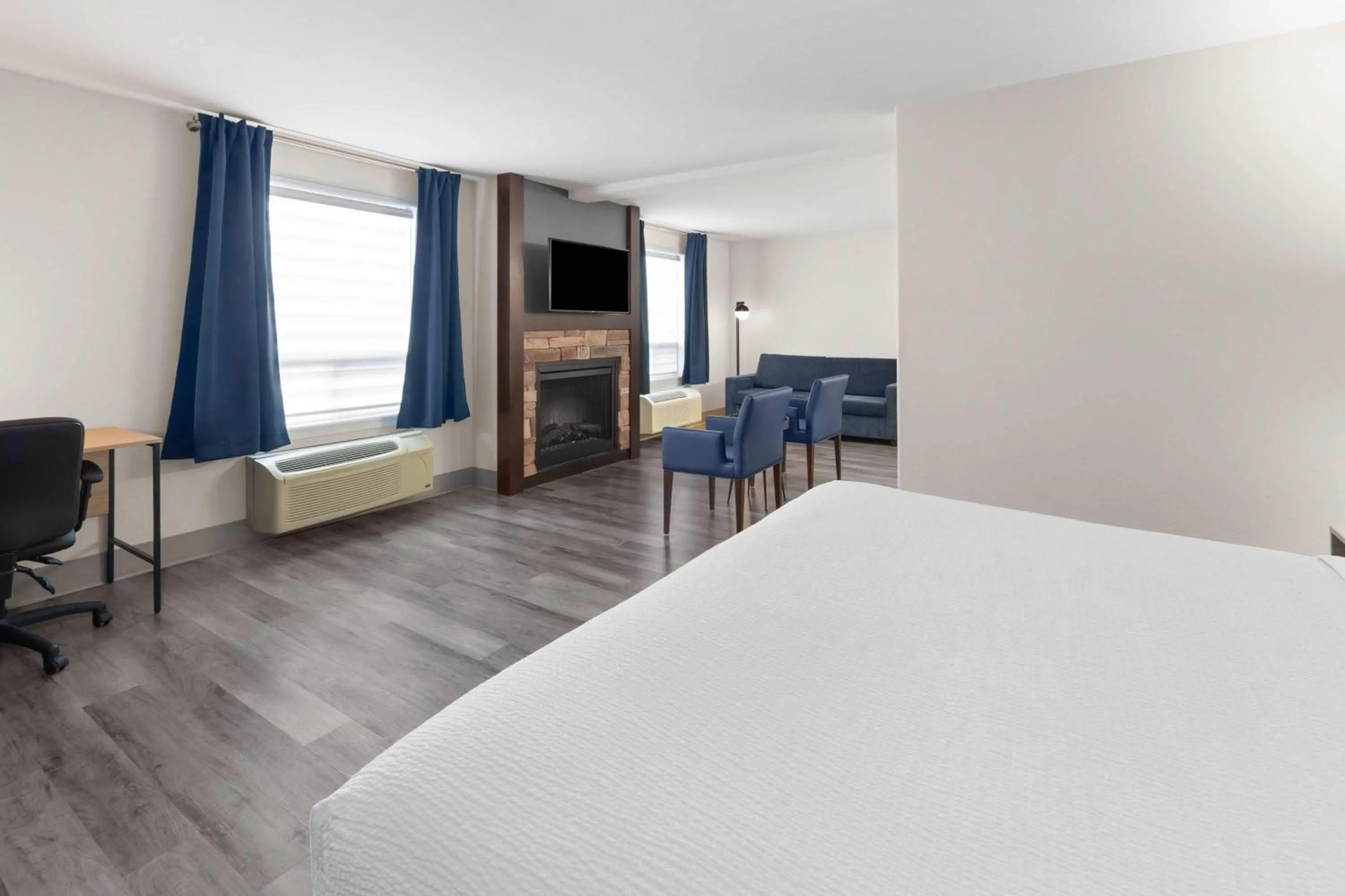 Bath, Bed in Super 8 by Wyndham Quebec City