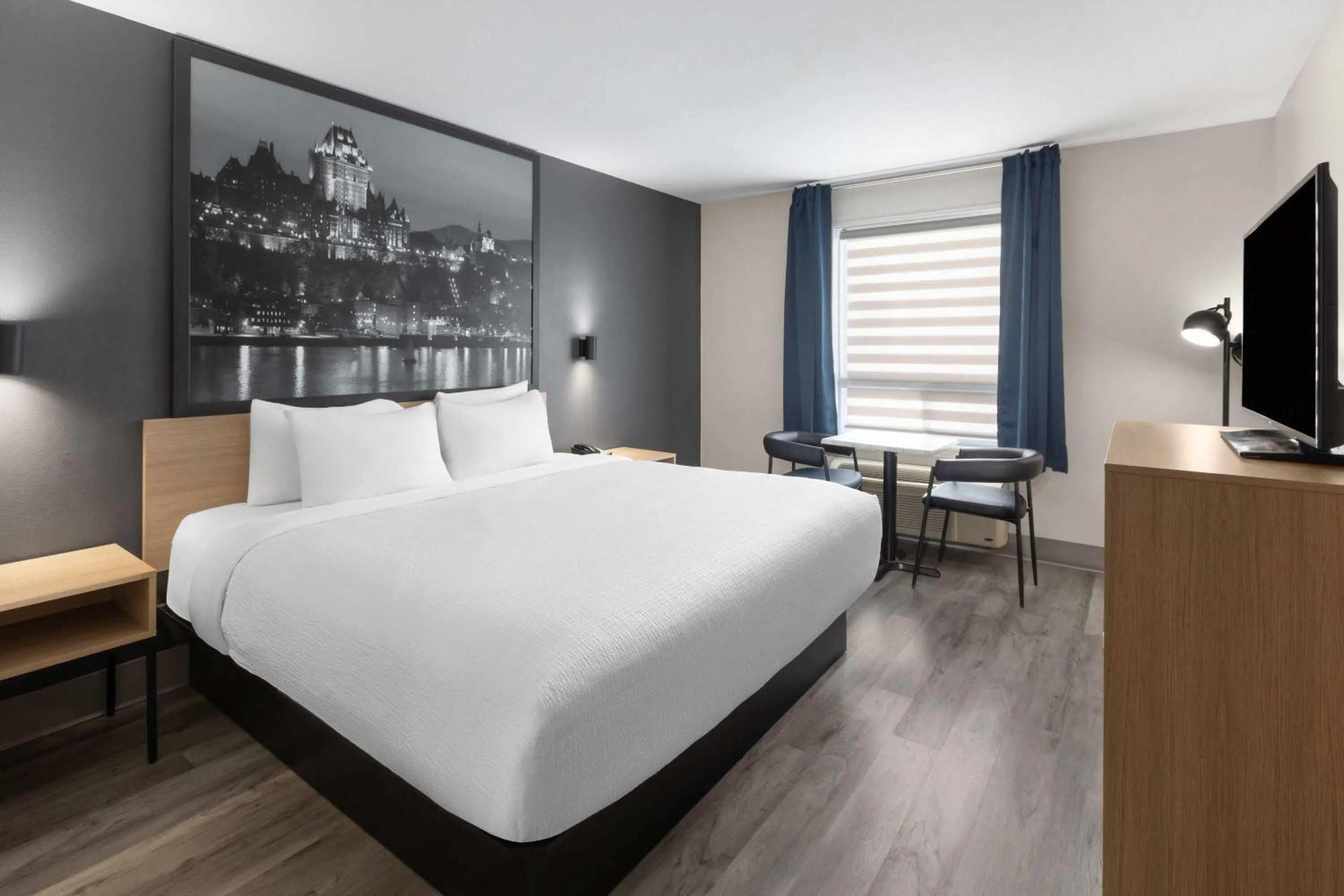 Photo of the whole room, Bed in Super 8 by Wyndham Quebec City