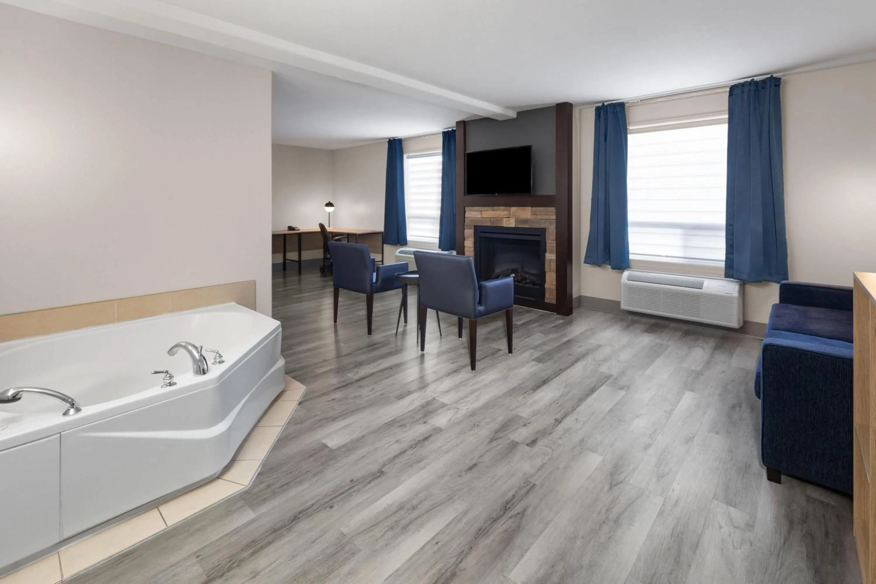 Bath in Super 8 by Wyndham Quebec City