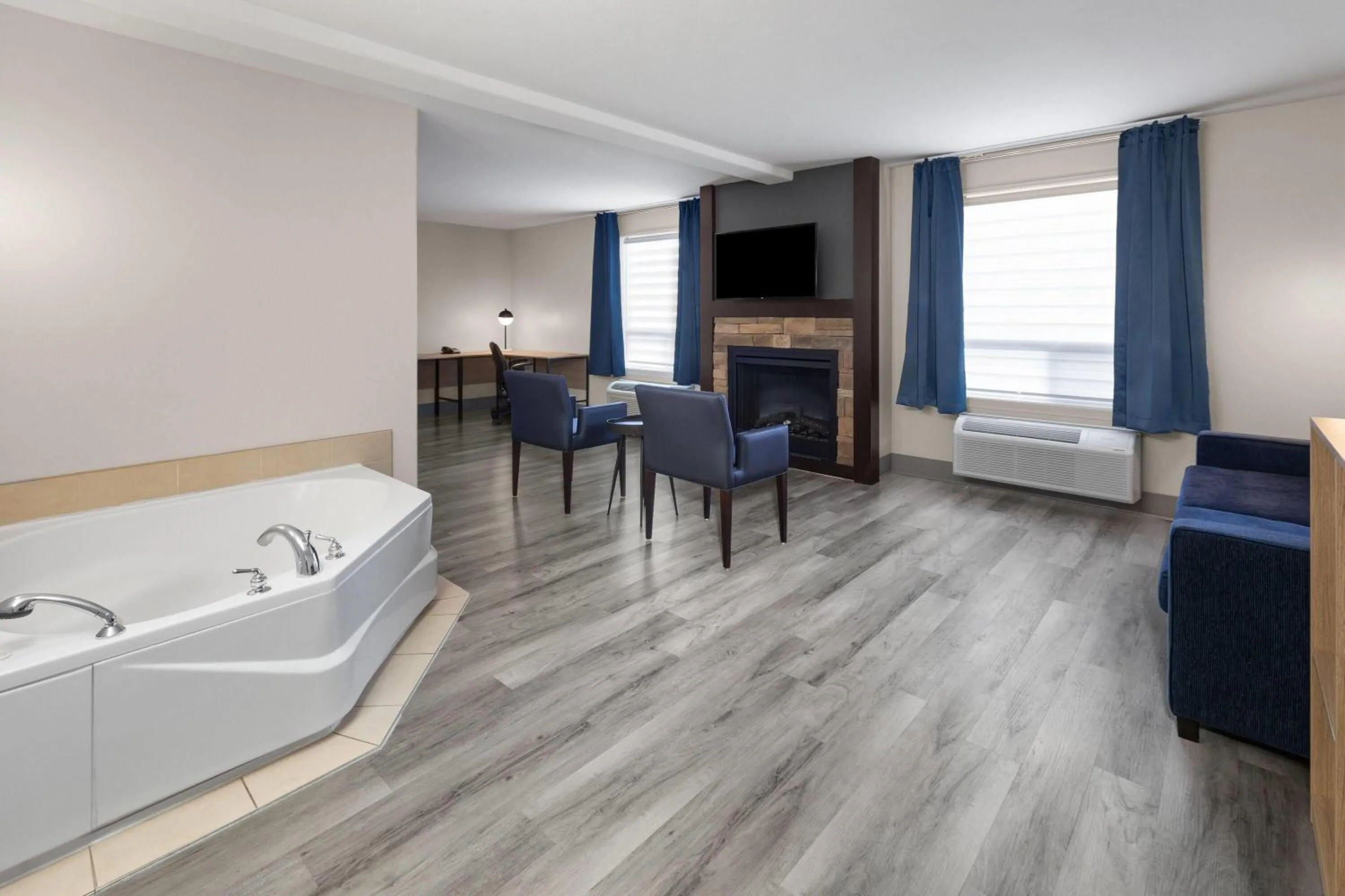 Bath in Super 8 by Wyndham Quebec City
