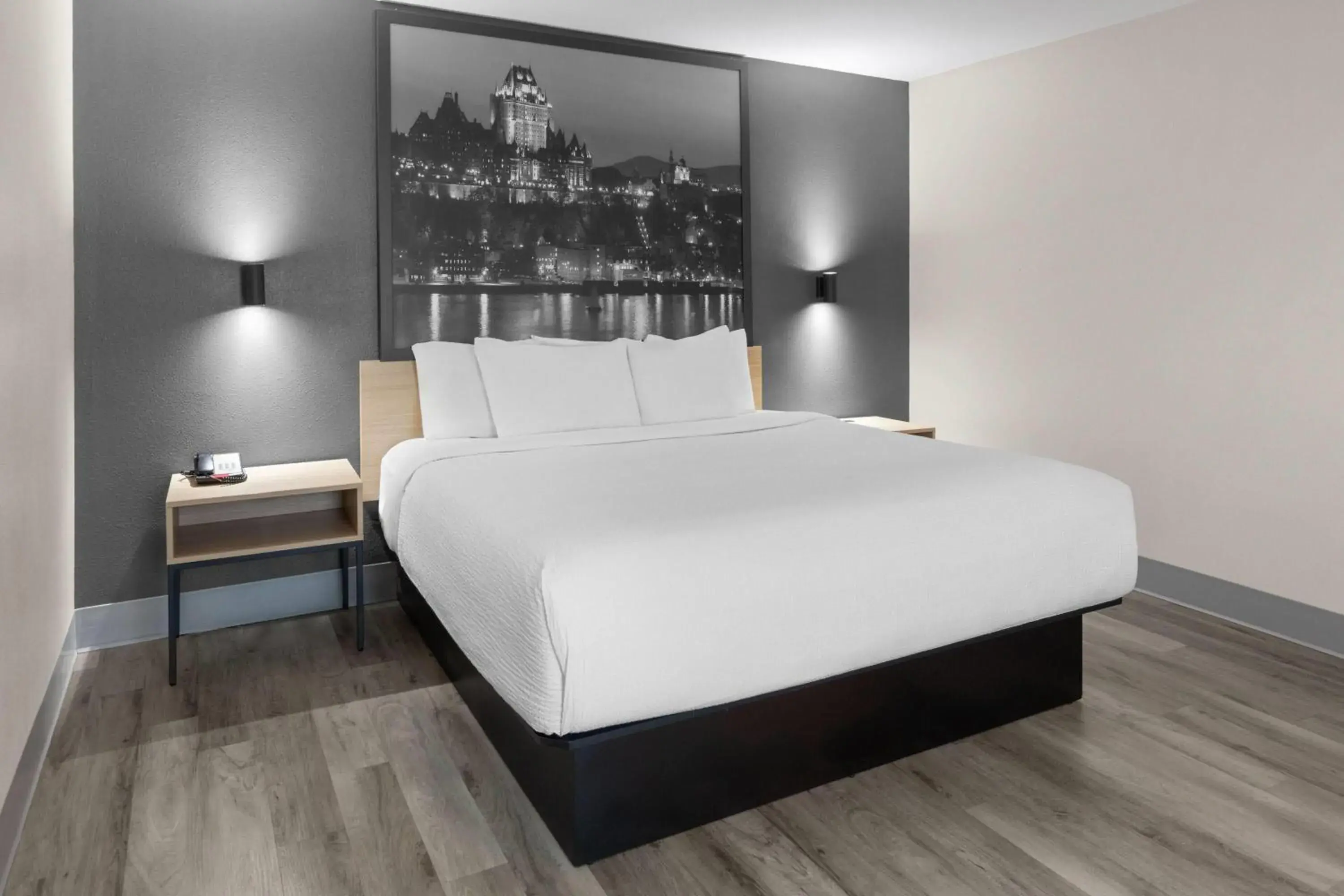 Bath, Bed in Super 8 by Wyndham Quebec City Bath, Bed in Super 8 by Wyndham Quebec City