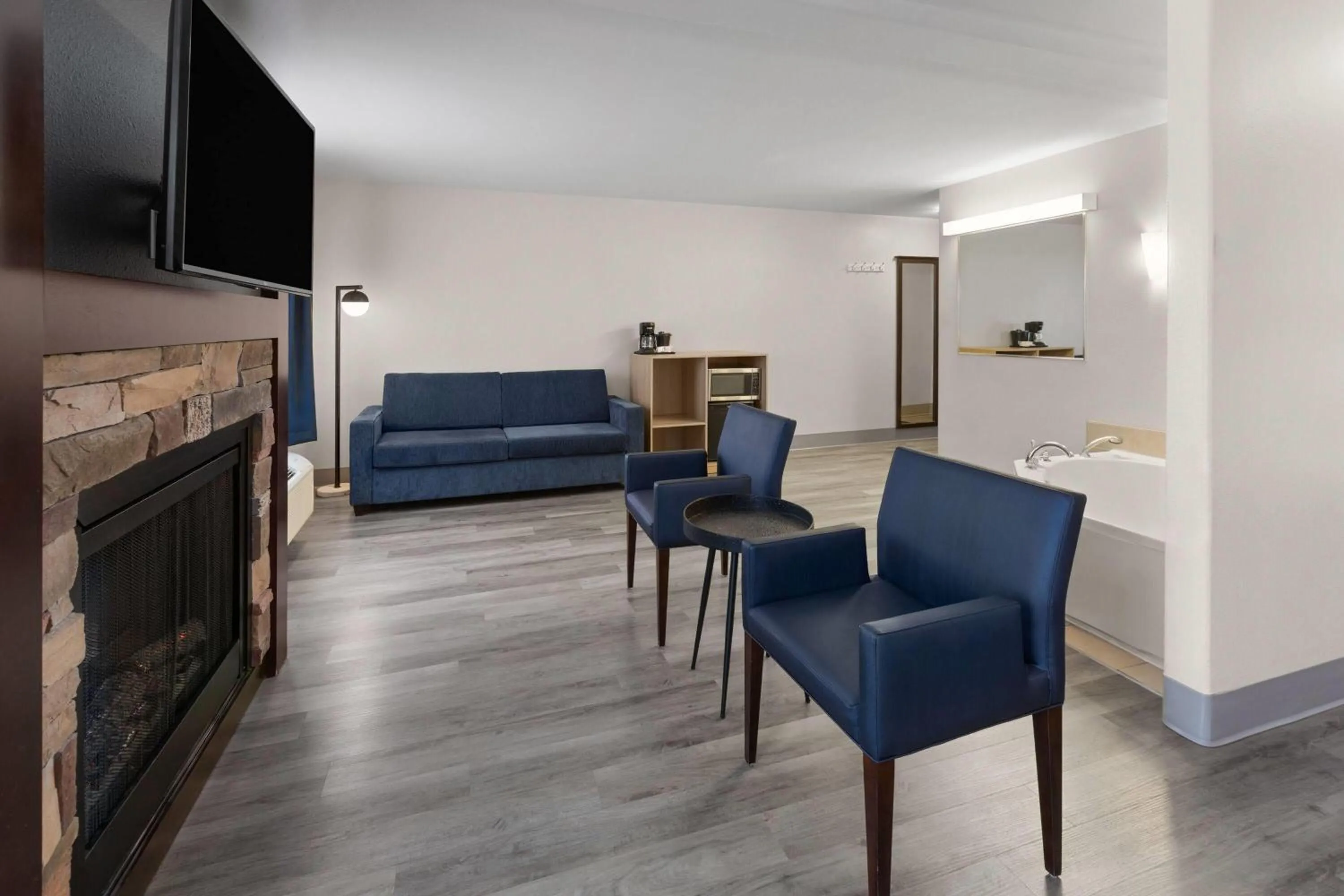 Bath in Super 8 by Wyndham Quebec City