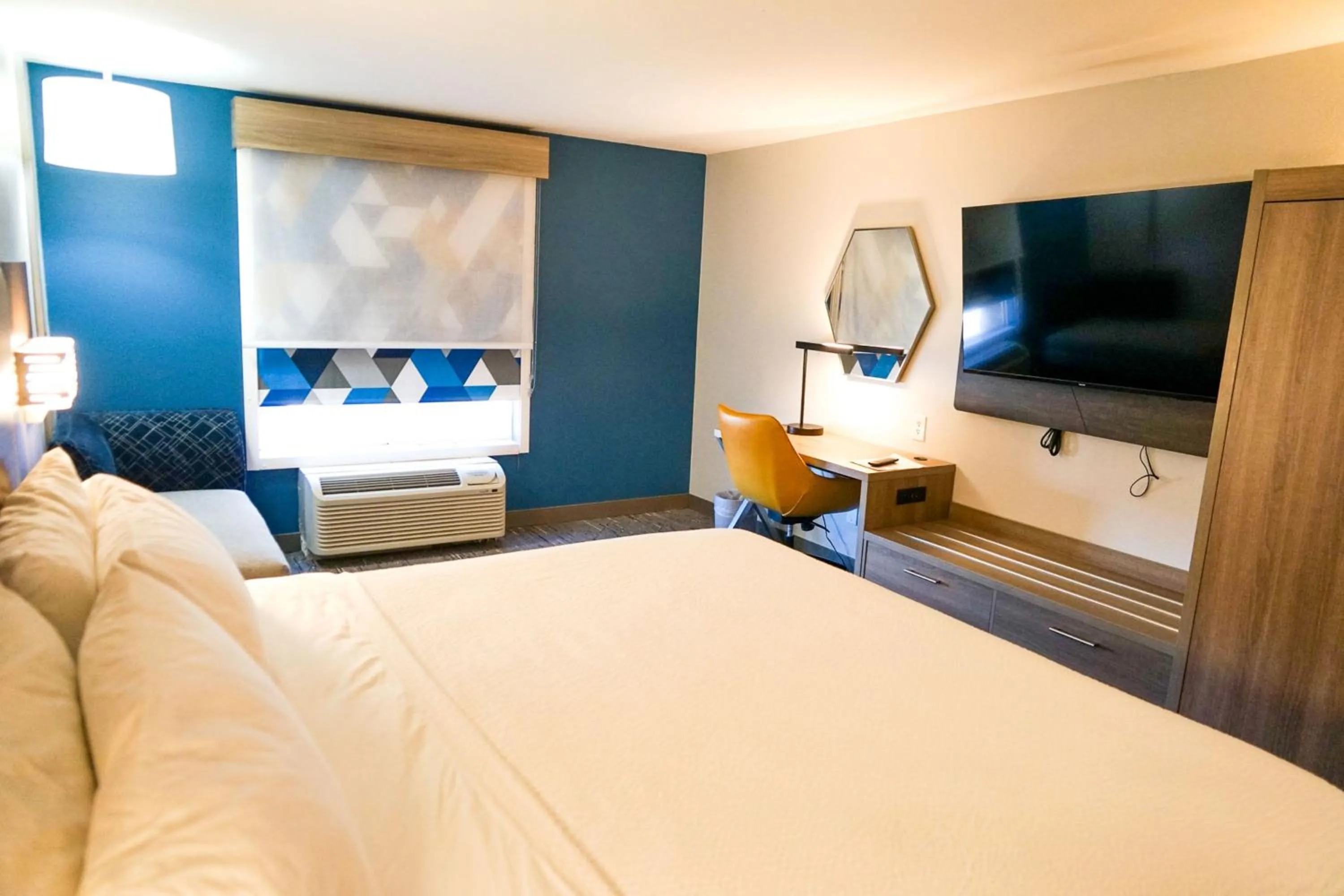 Communal lounge/ TV room, Bed in Holiday Inn Express La Junta by IHG