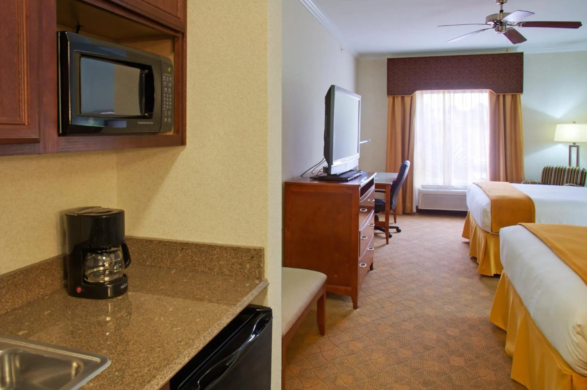 Photo of the whole room, Bed in Holiday Inn Express Hotel & Suites Lufkin South by IHG
